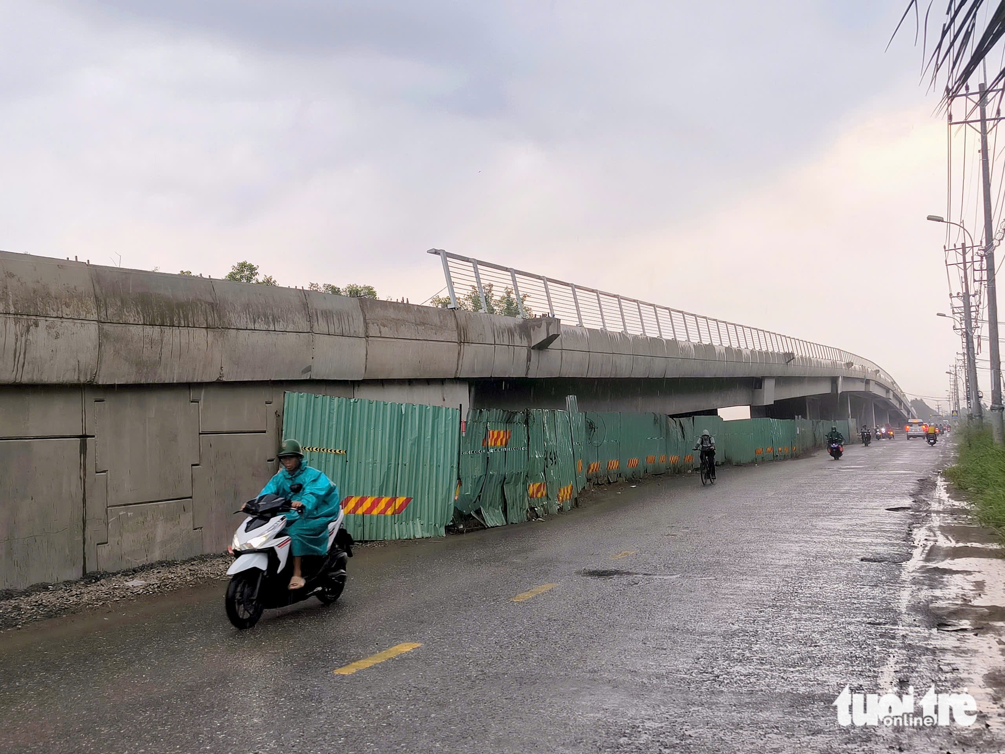 Cận ngày thông xe, tường chắn nhánh cầu vành đai 3 TP.HCM phải dỡ ra để thi công lại - Ảnh 9.