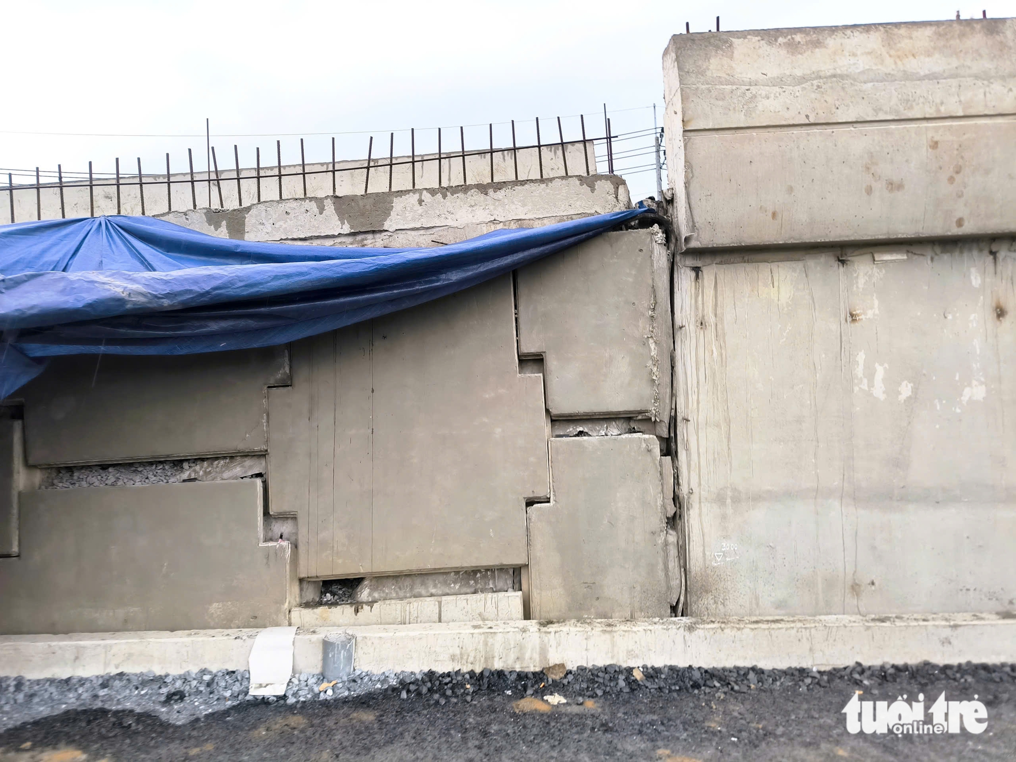 Cận ngày thông xe, tường chắn nhánh cầu vành đai 3 TP.HCM phải dỡ ra để thi công lại - Ảnh 10.