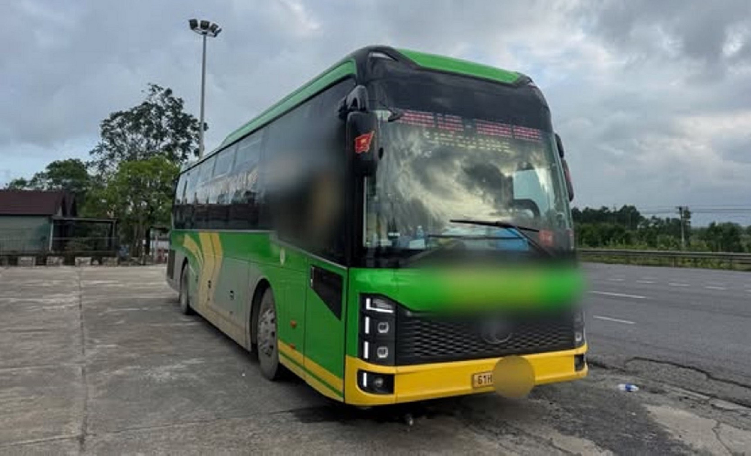 Bị tố qua Zalo cục trưởng cảnh sát giao thông, hai xe khách chở quá người bị phạt cực nặng - Ảnh 1.