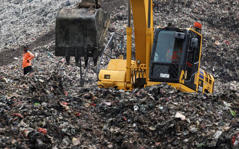 Search called off after Indonesia landfill collapse kills 7- Ảnh 2.