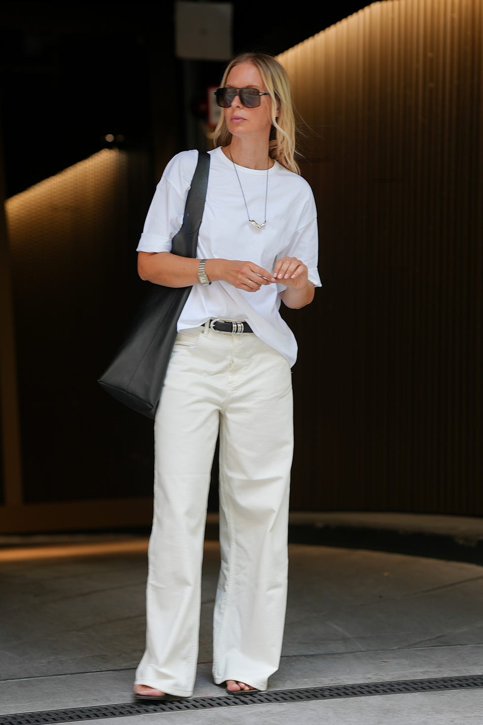 8 cách phối áo thun trắng không bao giờ lỗi mốt từ các sao thời trang - Ảnh 5.