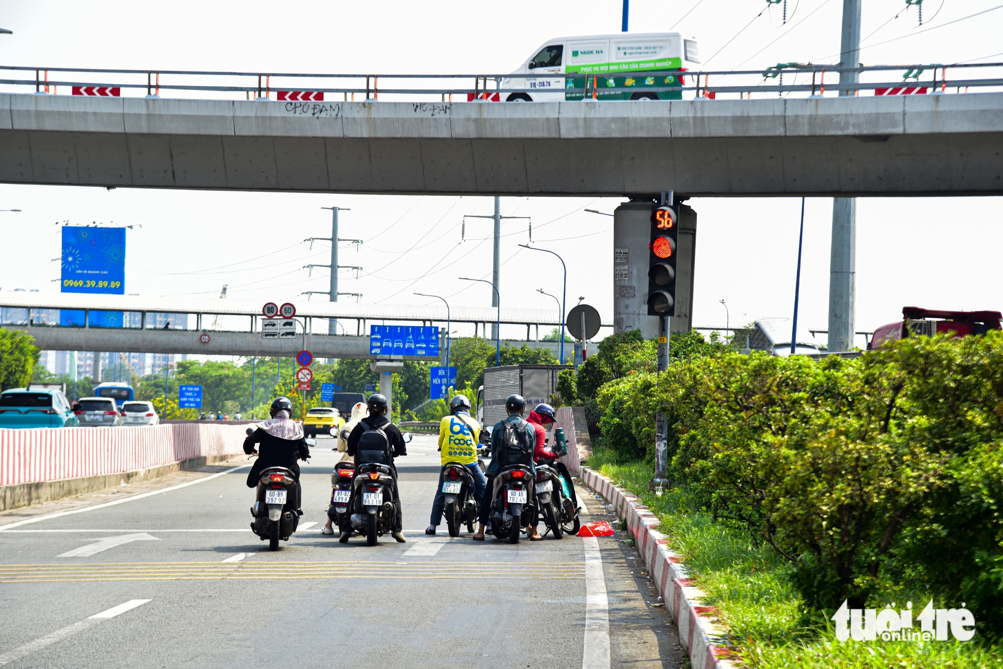 Hiện trạng 5 nút giao cửa ngõ phía Đông dự kiến làm 'luồng xanh', xe không phải dừng đèn đỏ - Ảnh 6.