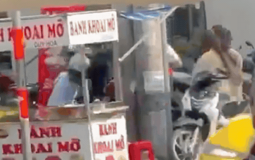 Mâu thuẫn buôn bán, 5 người bị tạm giữ sau vụ đánh nhau trên đường Cách Mạng Tháng 8 - Ảnh 2.