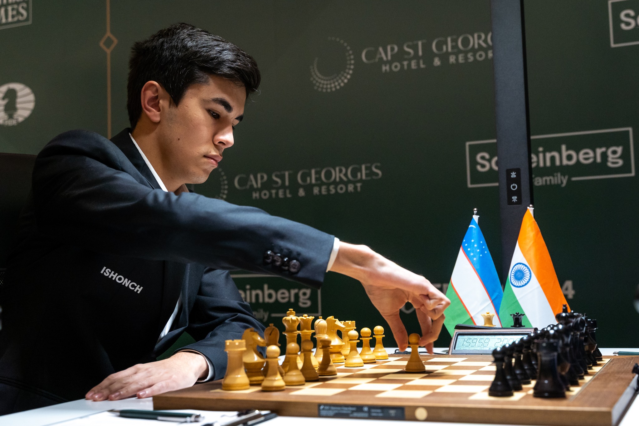Vượt mặt Carlsen, kỳ thủ trẻ Sindarov thiết lập kỳ tích vô tiền khoáng hậu - Ảnh 1.