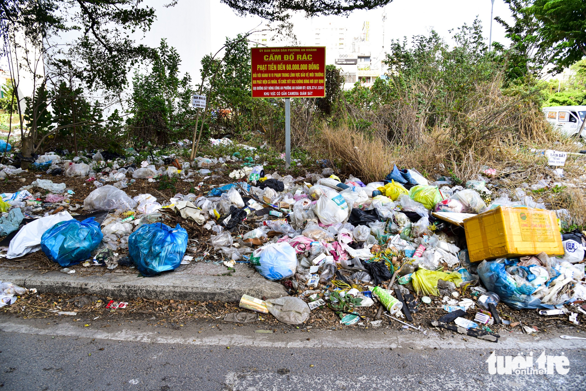 Trash piles persist across Ho Chi Minh City ward despite cleanup efforts - Ảnh 1. Trash piles persist across Ho Chi Minh City ward despite cleanup efforts - Ảnh 1.