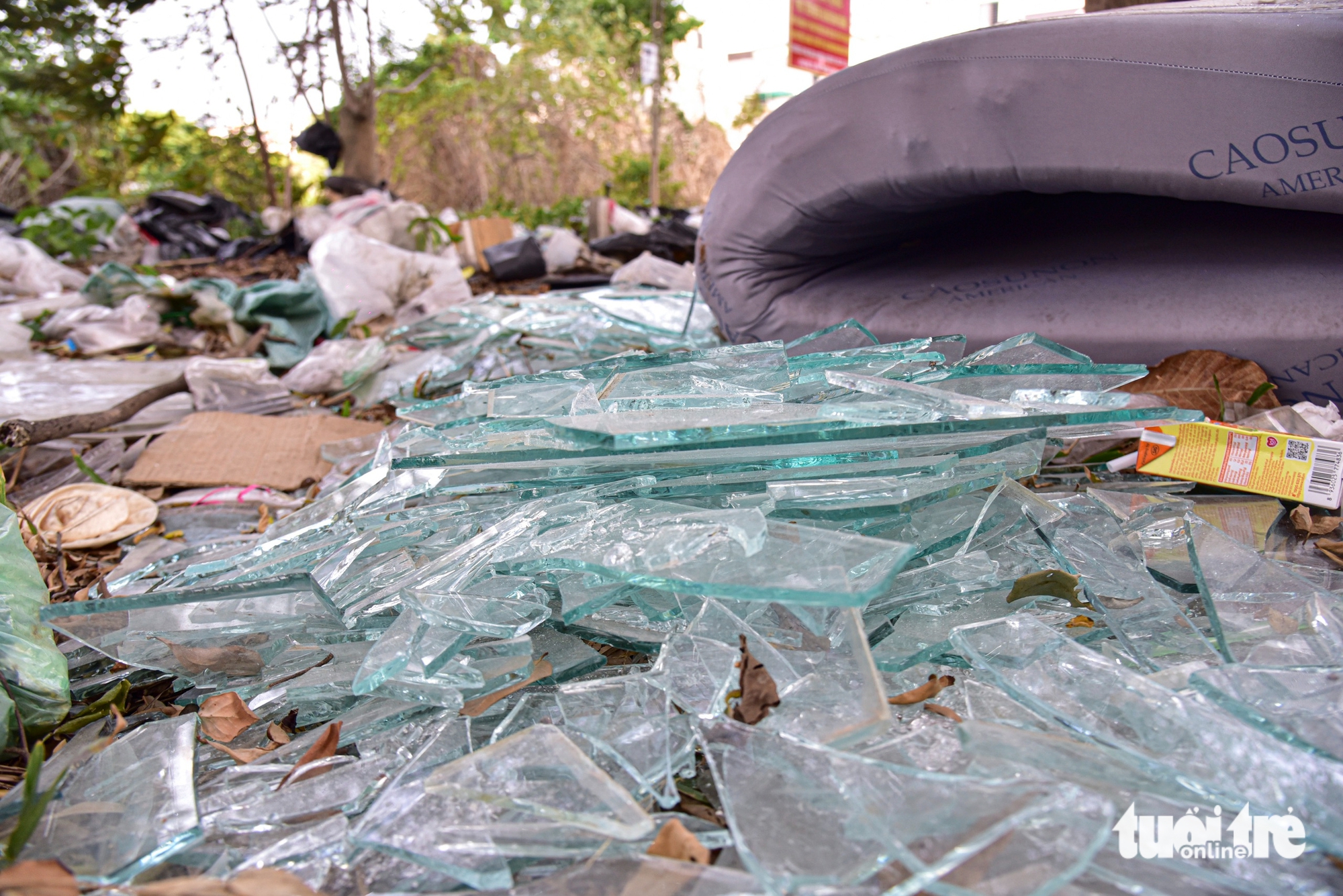 Trash piles persist across Ho Chi Minh City ward despite cleanup efforts - Ảnh 9. Trash piles persist across Ho Chi Minh City ward despite cleanup efforts - Ảnh 9.
