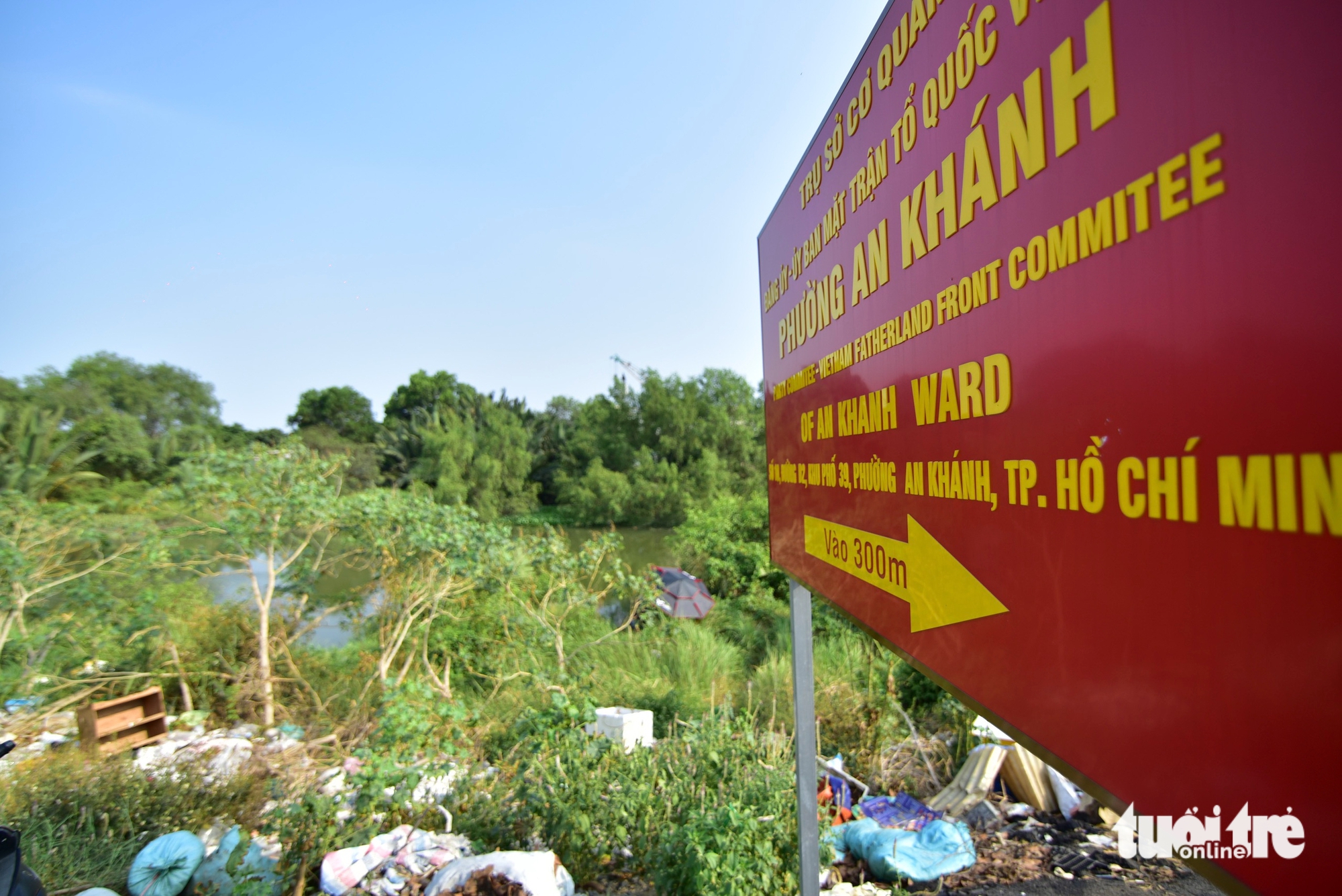 Trash piles persist across Ho Chi Minh City ward despite cleanup efforts - Ảnh 11.