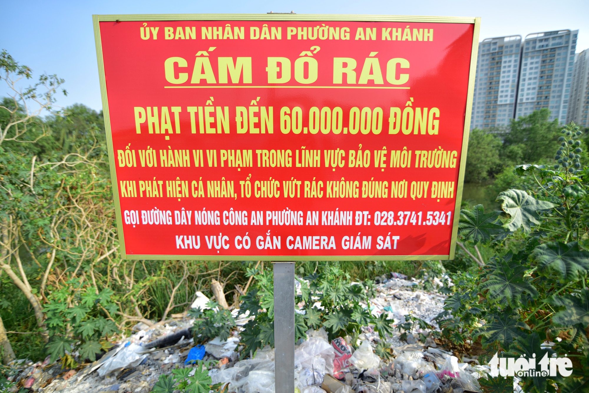Trash piles persist across Ho Chi Minh City ward despite cleanup efforts - Ảnh 10.