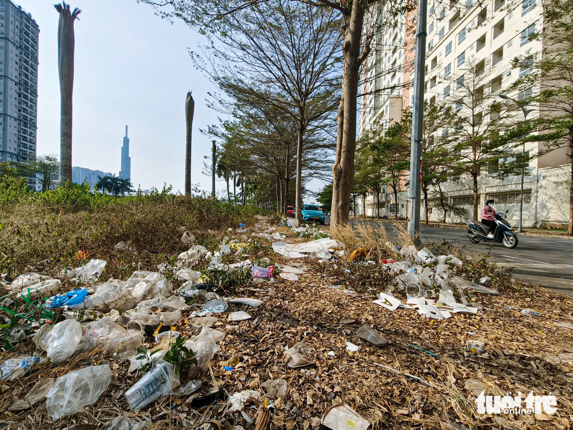 Trash piles persist across Ho Chi Minh City ward despite cleanup efforts - Ảnh 2.