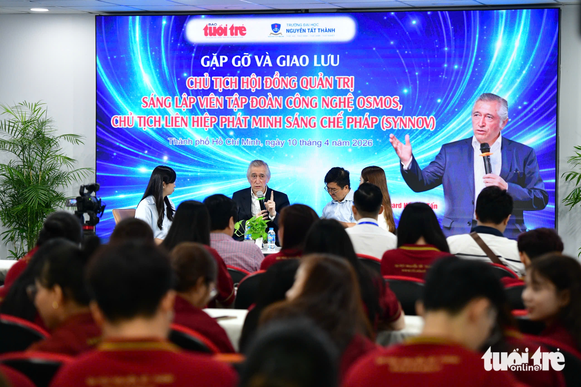 Chủ tịch Liên hiệp phát minh sáng chế Pháp giao lưu với sinh viên học tại báo Tuổi Trẻ - Ảnh 1.