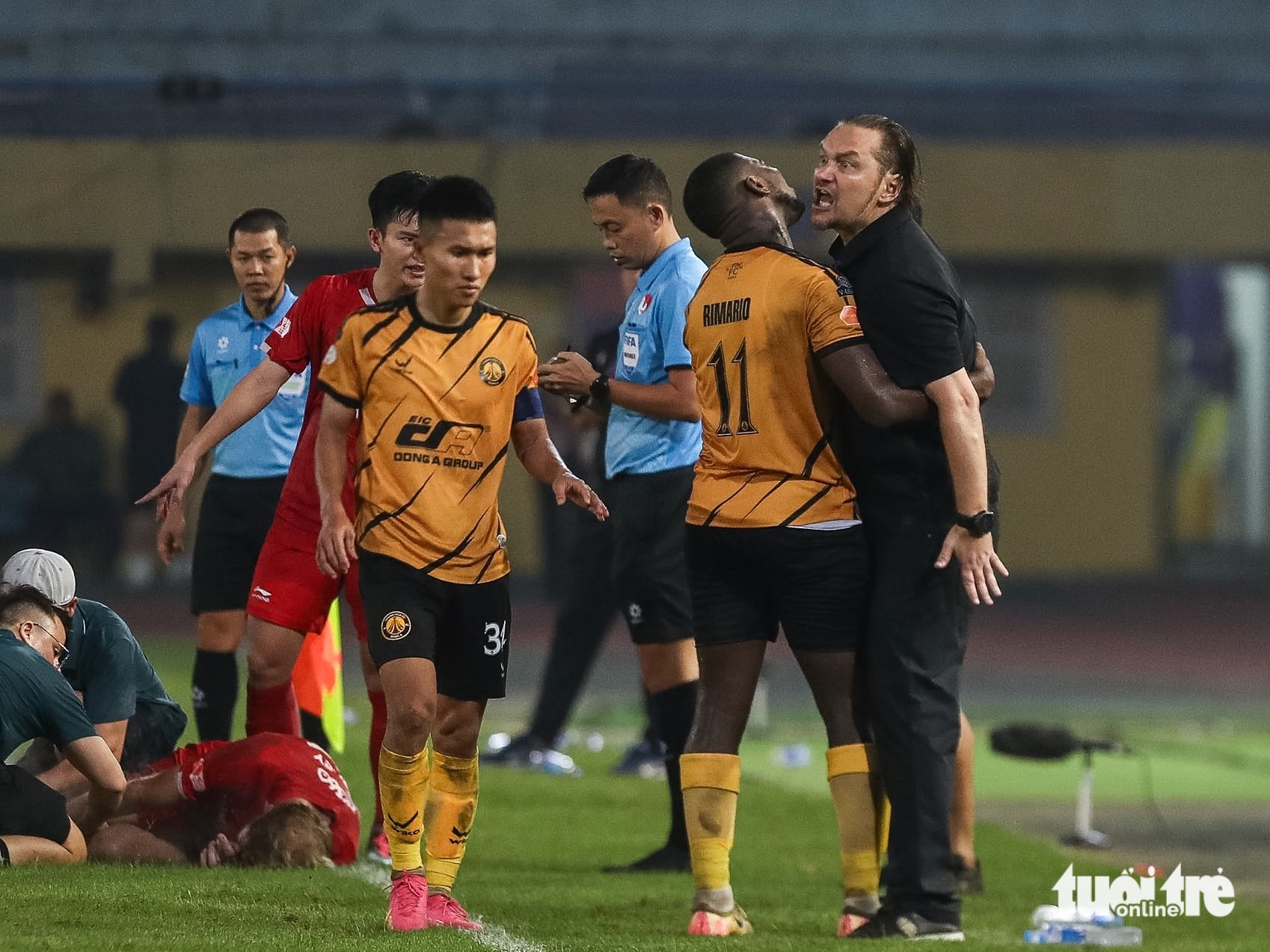 HLV Popov vứt thẻ, ném chai nước vì cay trọng tài ở trận gặp Thanh Hóa - Ảnh 6.