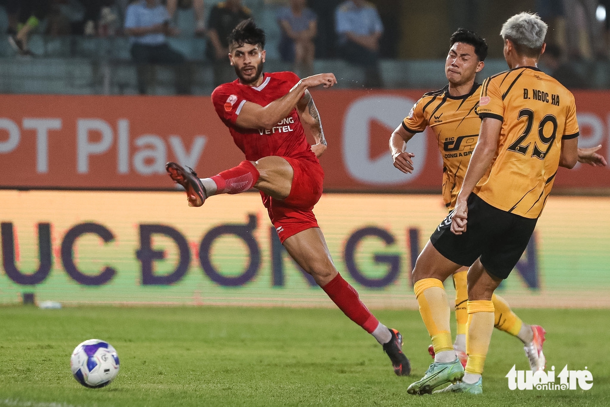 HLV Popov vứt thẻ, ném chai nước vì cay trọng tài ở trận gặp Thanh Hóa - Ảnh 8.