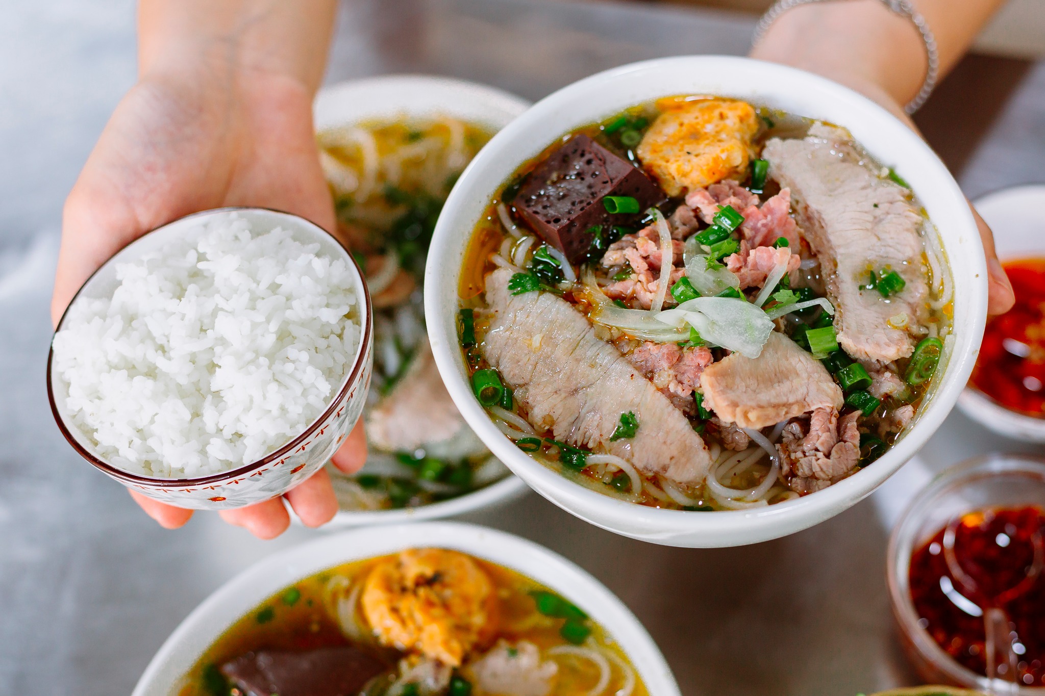 Bún bò Huế ăn với cơm nguội, có phải nhà quê? - Ảnh 1.