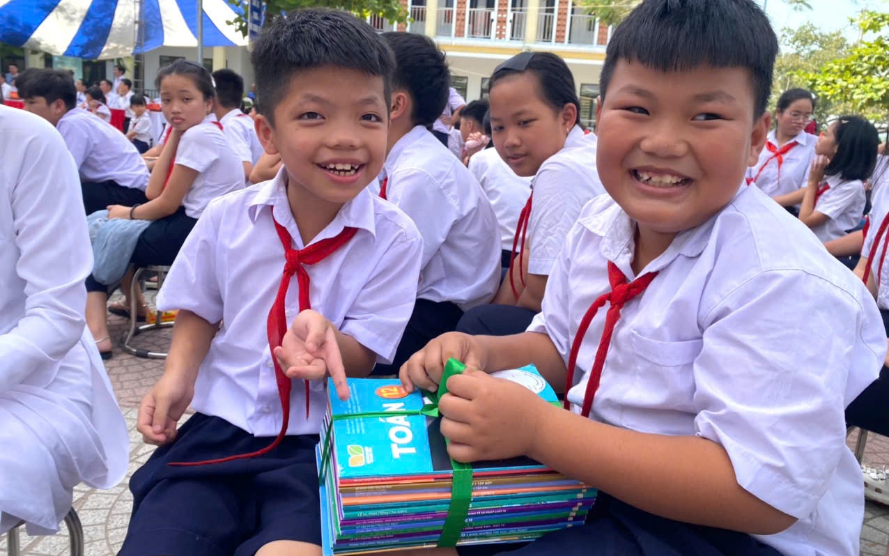 Giá sách giáo khoa năm học mới giảm hơn 13% - Ảnh 1.