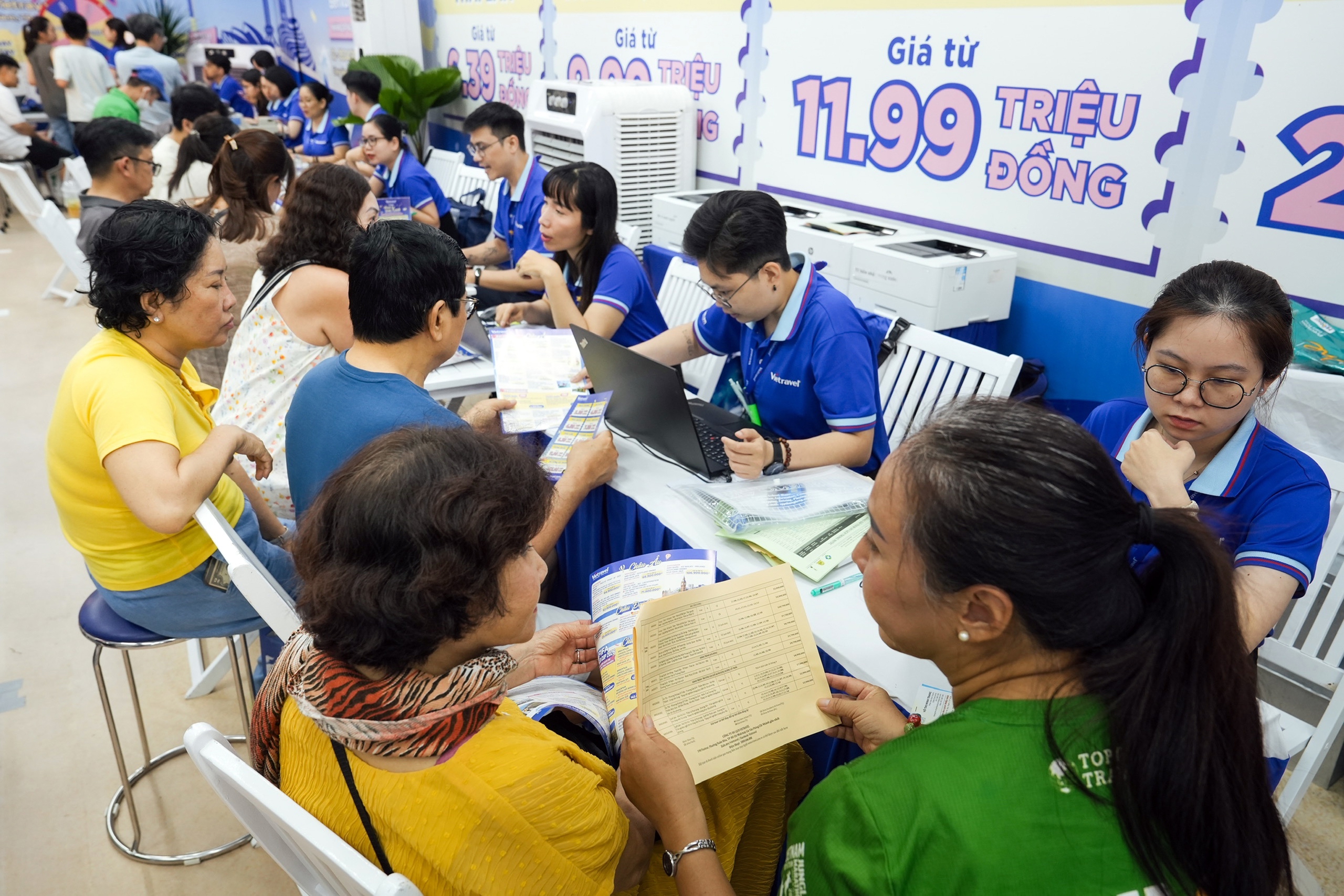 Du lịch 2 kỳ nghỉ lễ: tour nội, ngoại đều 'nóng' - Ảnh 2. Du lịch 2 kỳ nghỉ lễ: tour nội, ngoại đều 'nóng' - Ảnh 2.