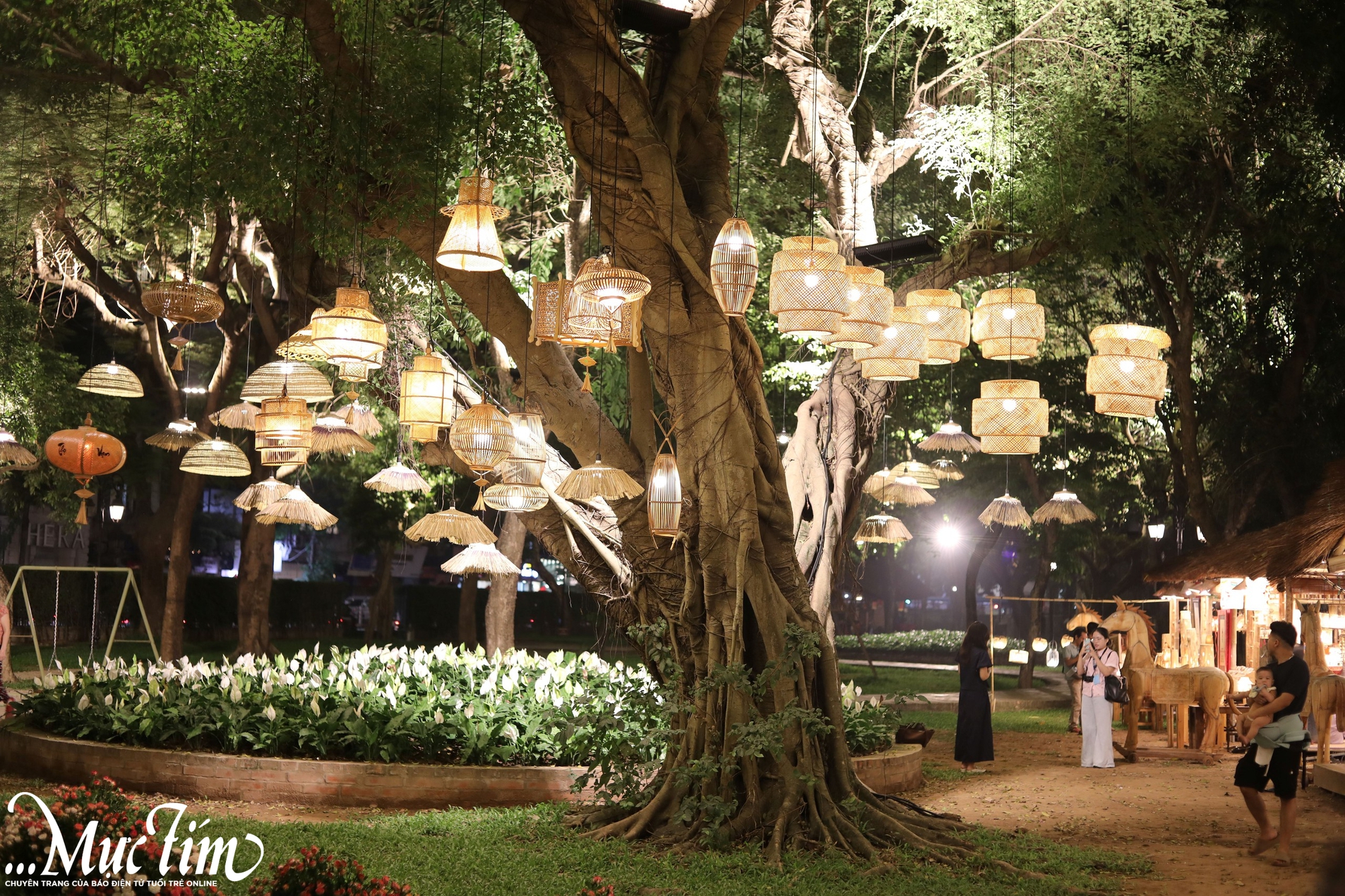 Check-in Vườn ánh sáng đẹp lung linh tại Văn Miếu - Quốc Tử Giám- Ảnh 1. Check-in Vườn ánh sáng đẹp lung linh tại Văn Miếu - Quốc Tử Giám- Ảnh 1.