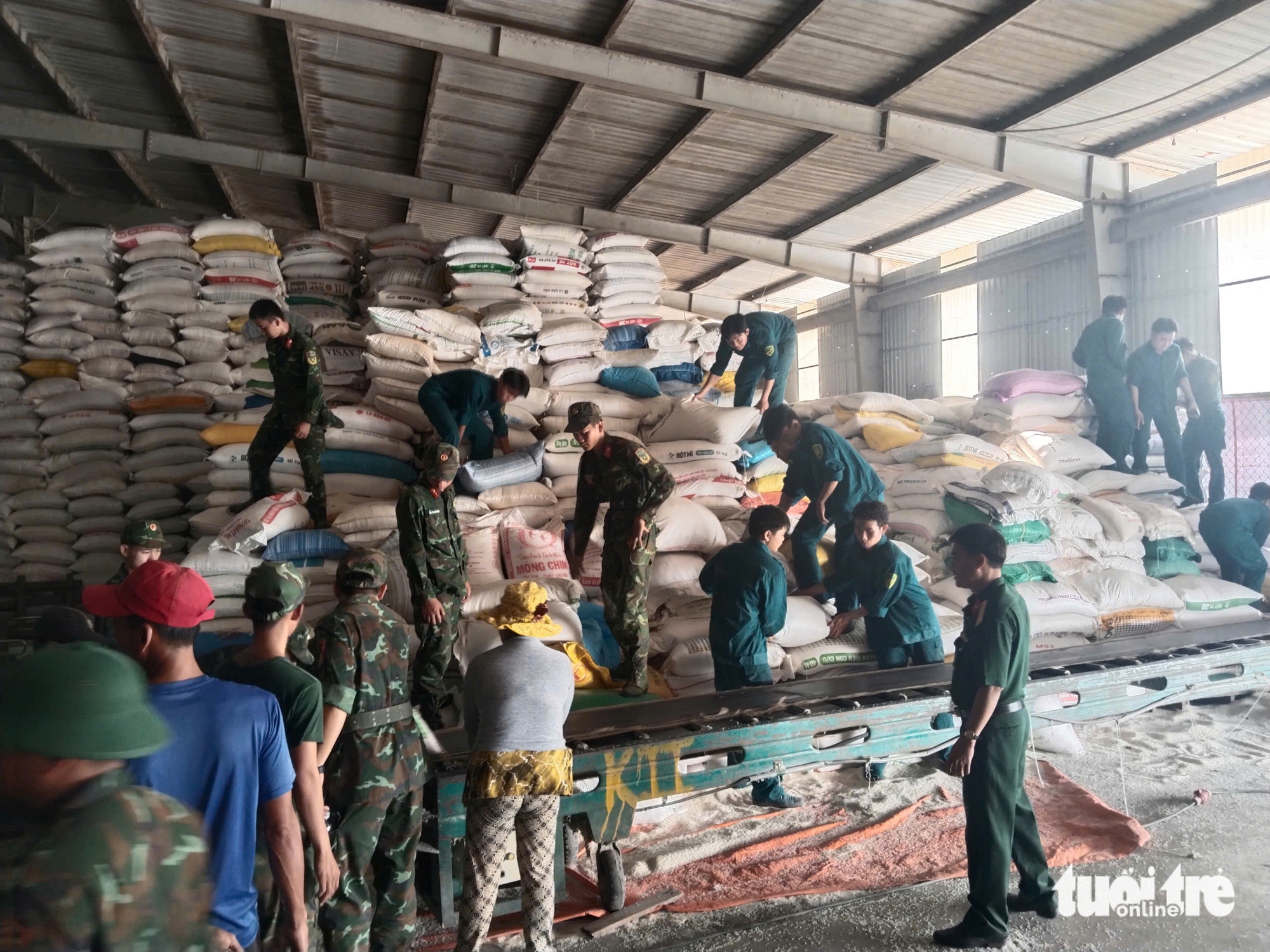 Sạt lở bờ sông Hậu dài 50m, ăn sâu vào bờ 8m, di dời 660 tấn gạo - Ảnh 3.