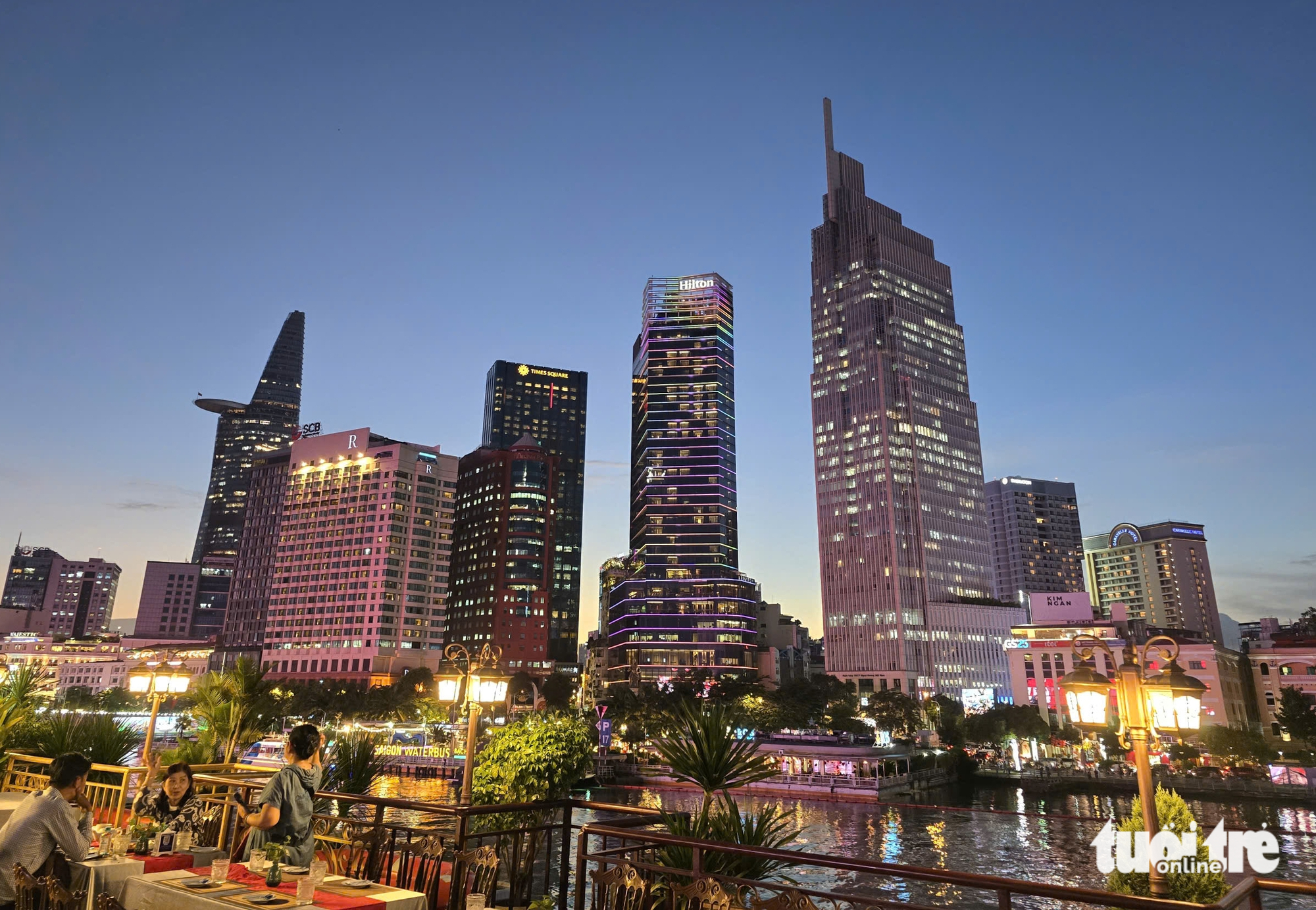 Giá thuê văn phòng hạng A trung tâm TP.HCM gần 65 USD/m²/tháng, top 5 đắt đỏ nhất khu vực - Ảnh 1.