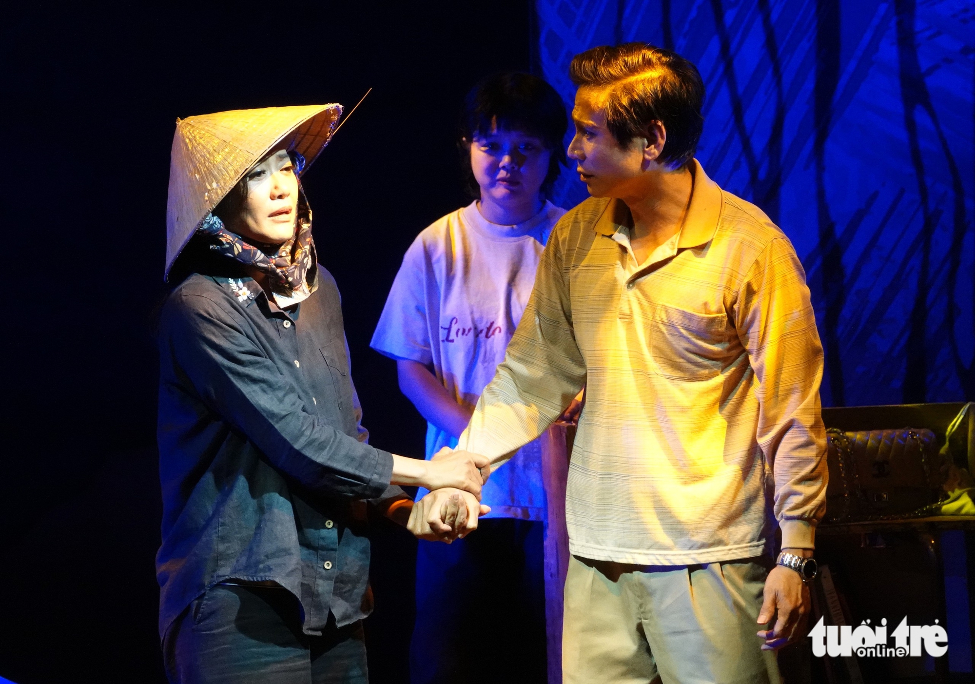 Hồng Ánh, Trí Quang thích thú diễn phục vụ học sinh với Hẹn nhau ở cuối con đường - Ảnh 1. Hồng Ánh - Ảnh 1.