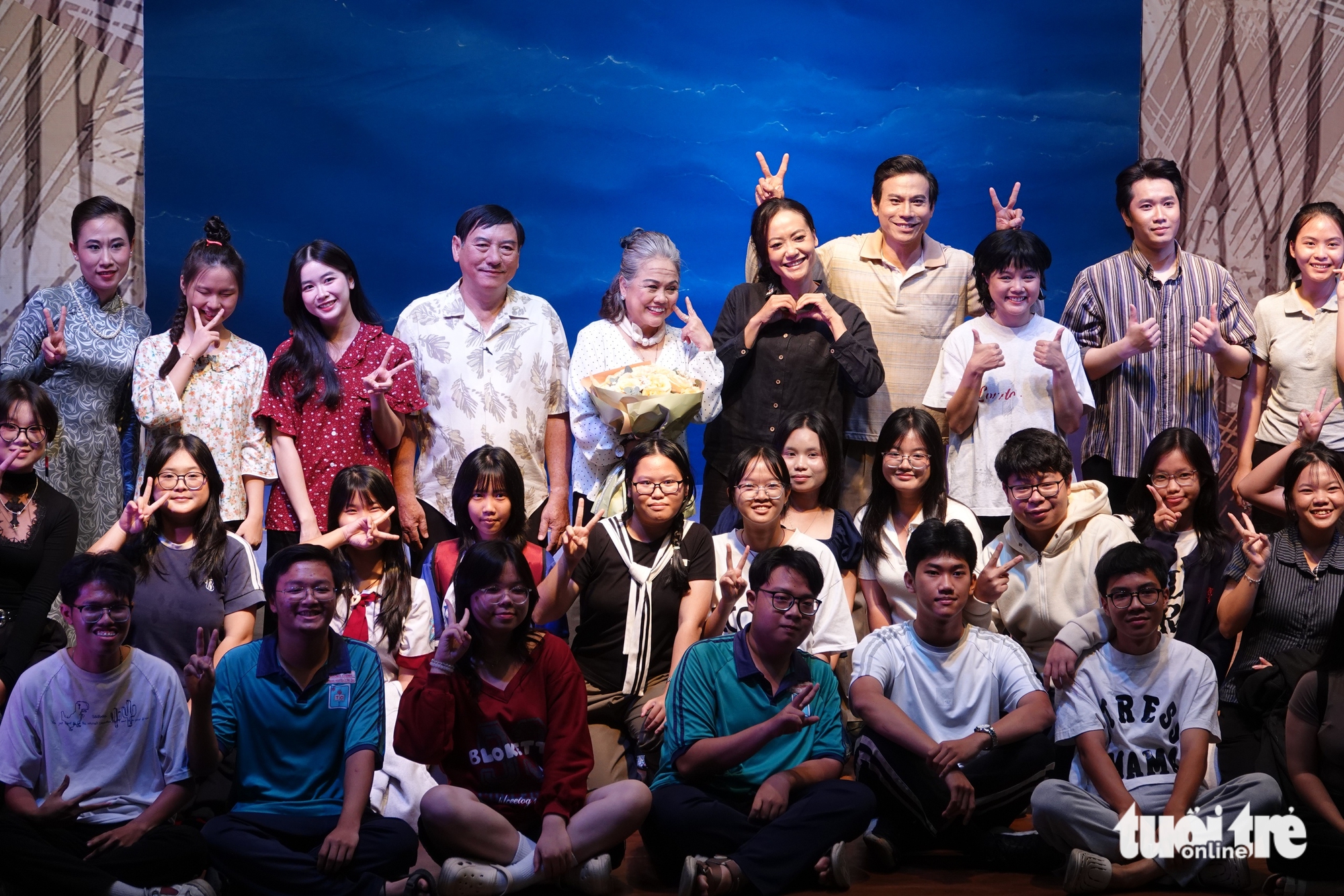 Hồng Ánh, Trí Quang thích thú diễn phục vụ học sinh với Hẹn nhau ở cuối con đường - Ảnh 4. Hồng Ánh - Ảnh 3.