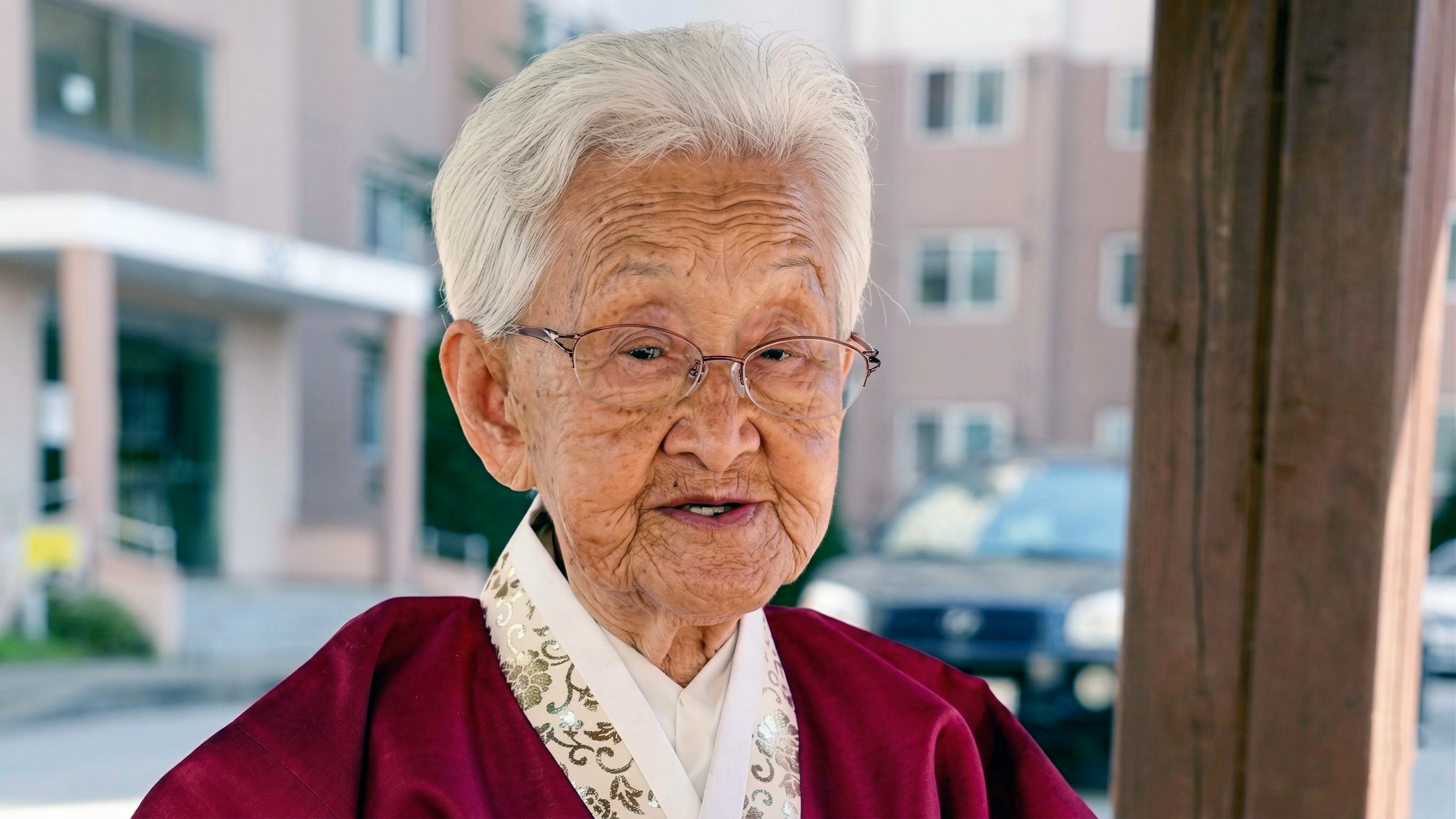 Bà cụ Kang Gye Yeol trong Mình ơi, xin đừng qua sông qua đời - Ảnh 1.