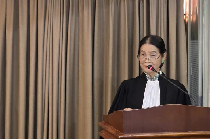 Chiếc áo của luật sư - Ảnh 1.