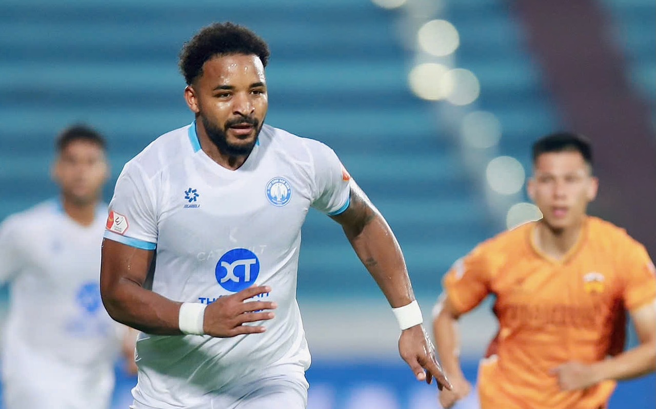 Video: Hậu vệ Thép Xanh Nam Định lập siêu phẩm khó tin - Ảnh 1.