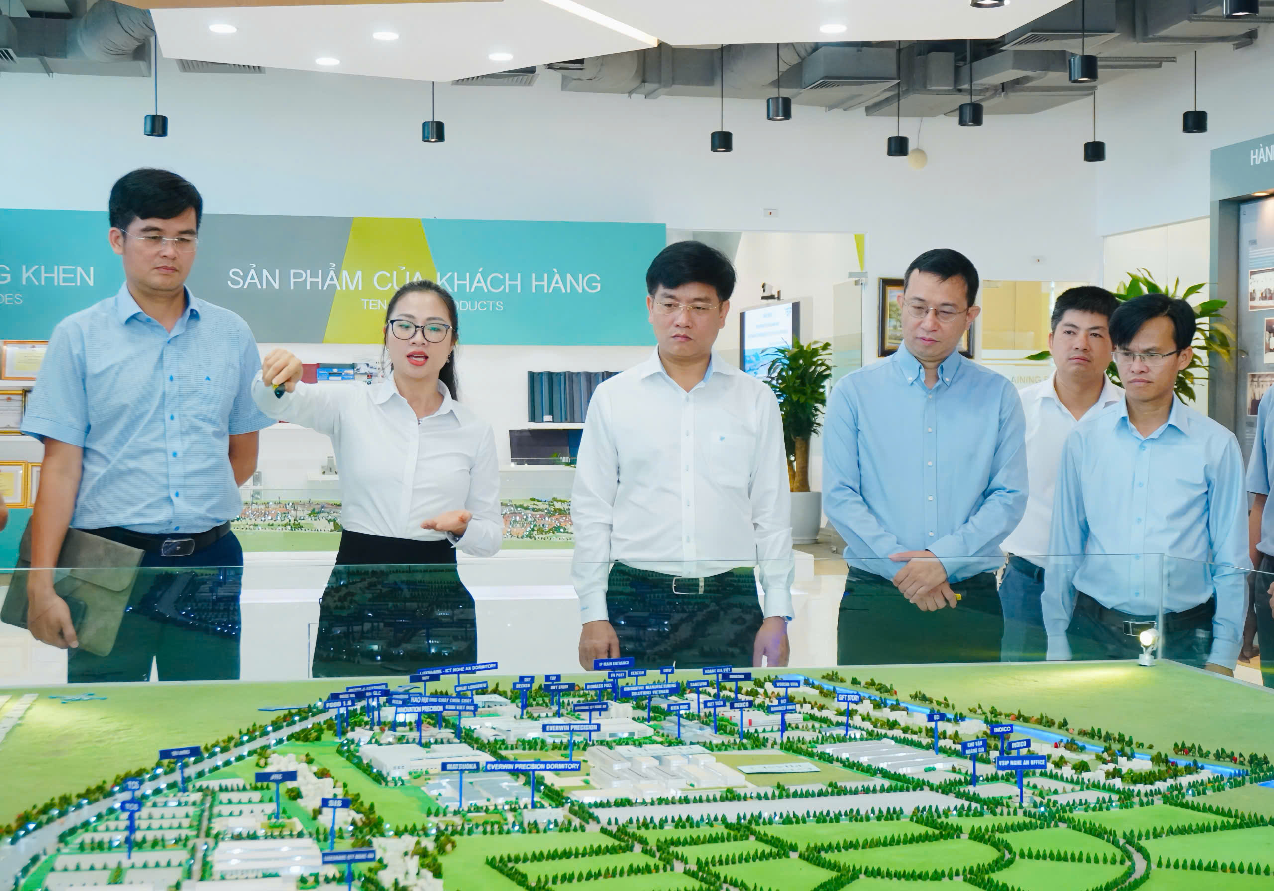 Quảng Ngãi ra Hải Phòng học cách bứt tốc kinh tế biển - Ảnh 1.