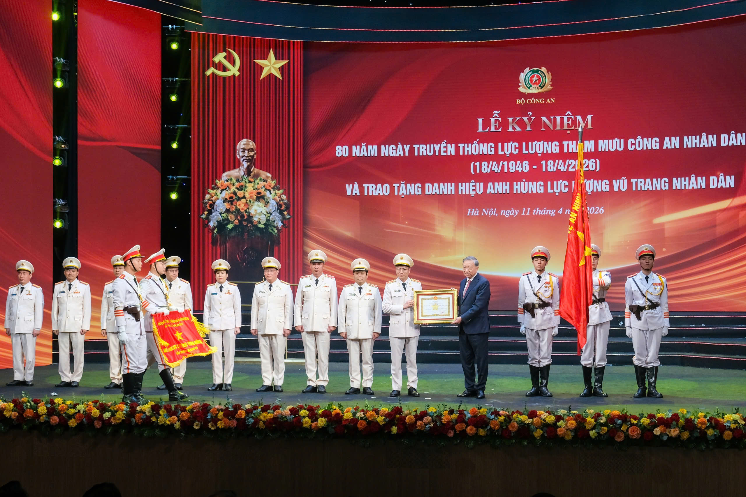 Tổng Bí thư, Chủ tịch nước Tô Lâm: Tham mưu Công an phải dám nghĩ, dám đề xuất, không né tránh - Ảnh 2. Tổng Bí thư, Chủ tịch nước trao danh hiệu Anh hùng cho Lực lượng Tham mưu Công an nhân dân - Ảnh 2.