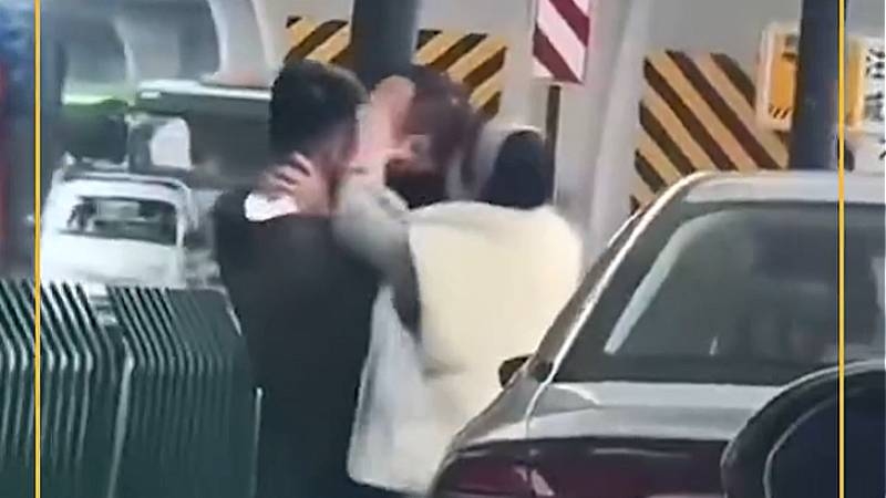 Cãi vã sau va chạm: Chiêu ôm hôn bất ngờ làm dịu xung đột