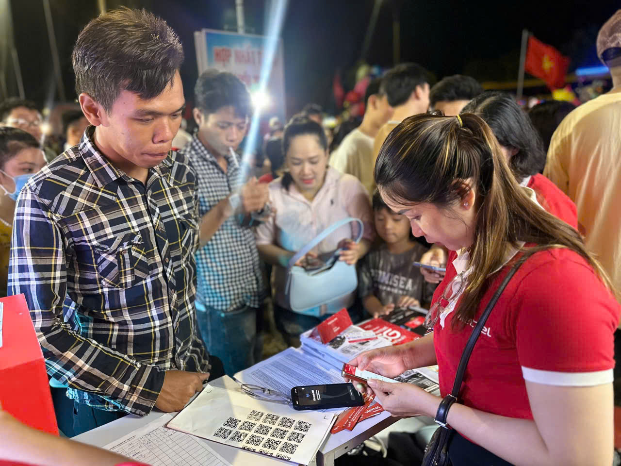 Đếm ngược đến 15-4: Làm gì để không bị khóa SIM? - Ảnh 1. Viettel - Ảnh 1.