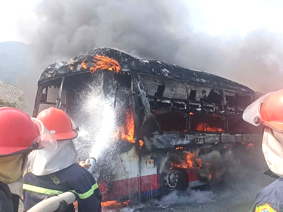 Cháy xe khách ngùn ngụt trên quốc lộ 1 qua Khánh Hòa, cột khói cao hàng chục mét, kẹt xe kéo dài - Ảnh 2. cháy xe - Ảnh 2.