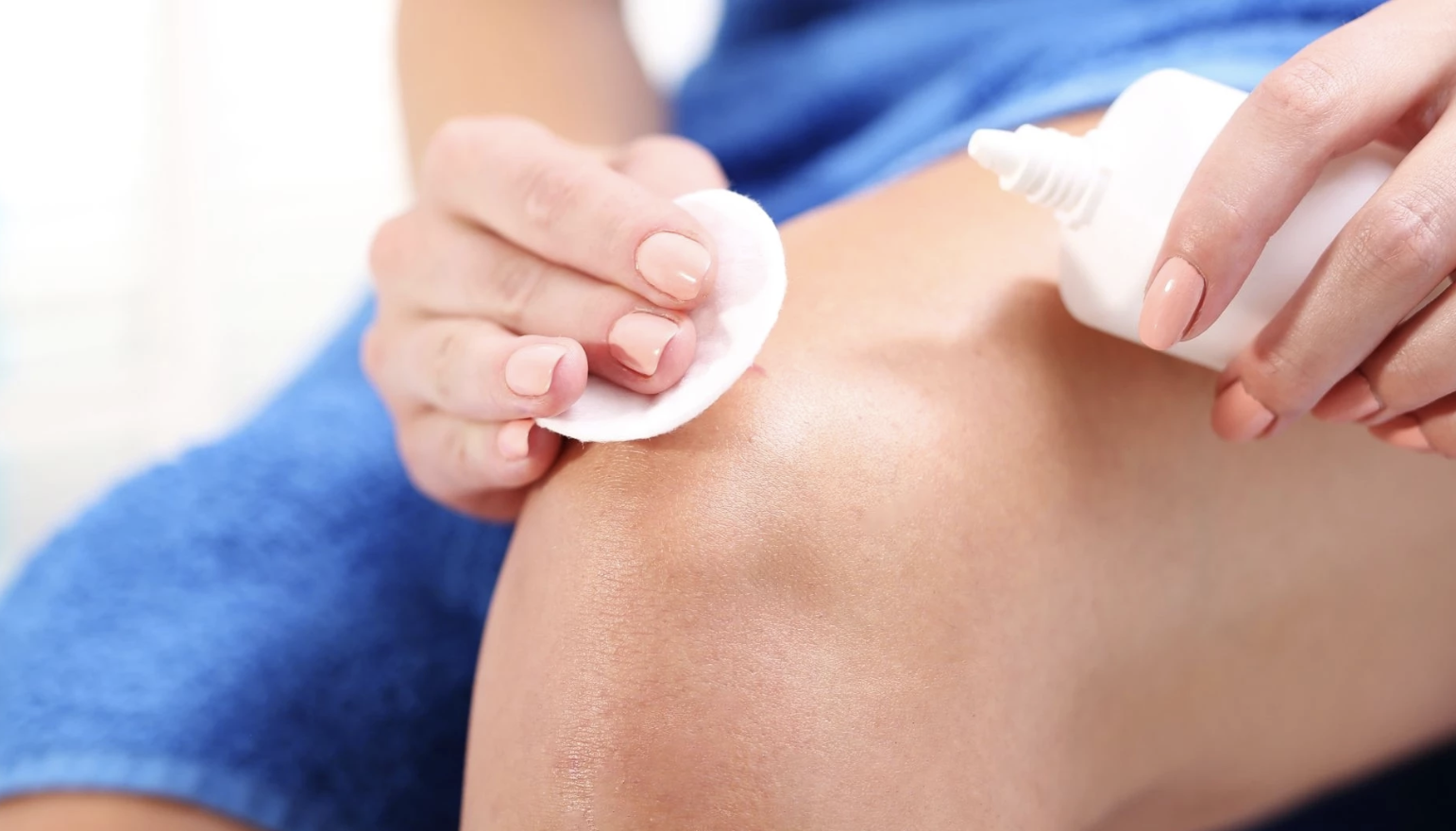 Nhiều người vẫn dùng oxy già để sát trùng vết thương: Có nên không? - Ảnh 1. oxy già - Ảnh 1.