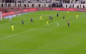 Sút hỏng phạt đền, cầu thủ vô tình có bàn thắng theo kiểu... 'đau điếng' - Ảnh 1.