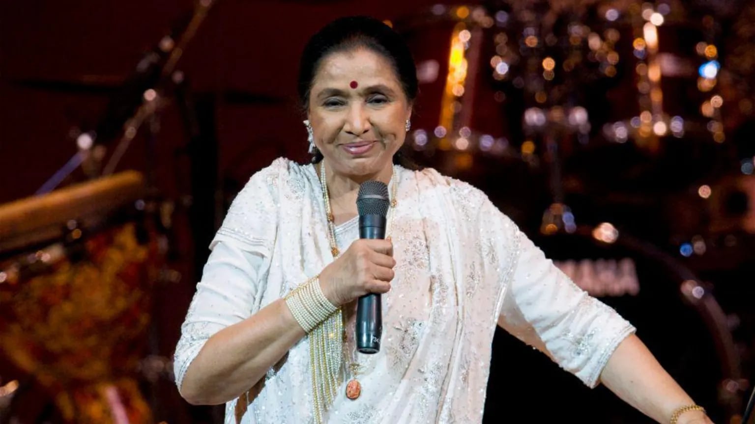 Asha Bhosle - Ảnh 1.