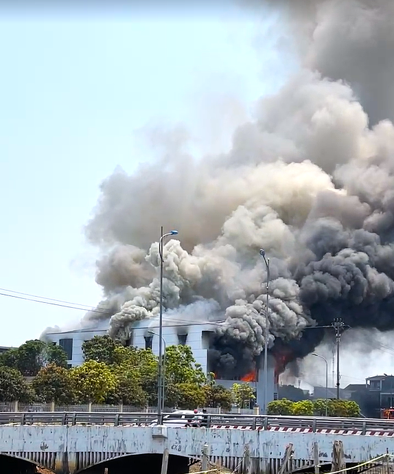 cột khói - Ảnh 2.