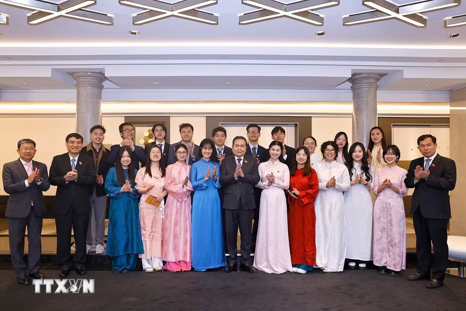 Chủ tịch Quốc hội Trần Thanh Mẫn thăm và trao đổi với sinh viên Việt Nam tại Ý