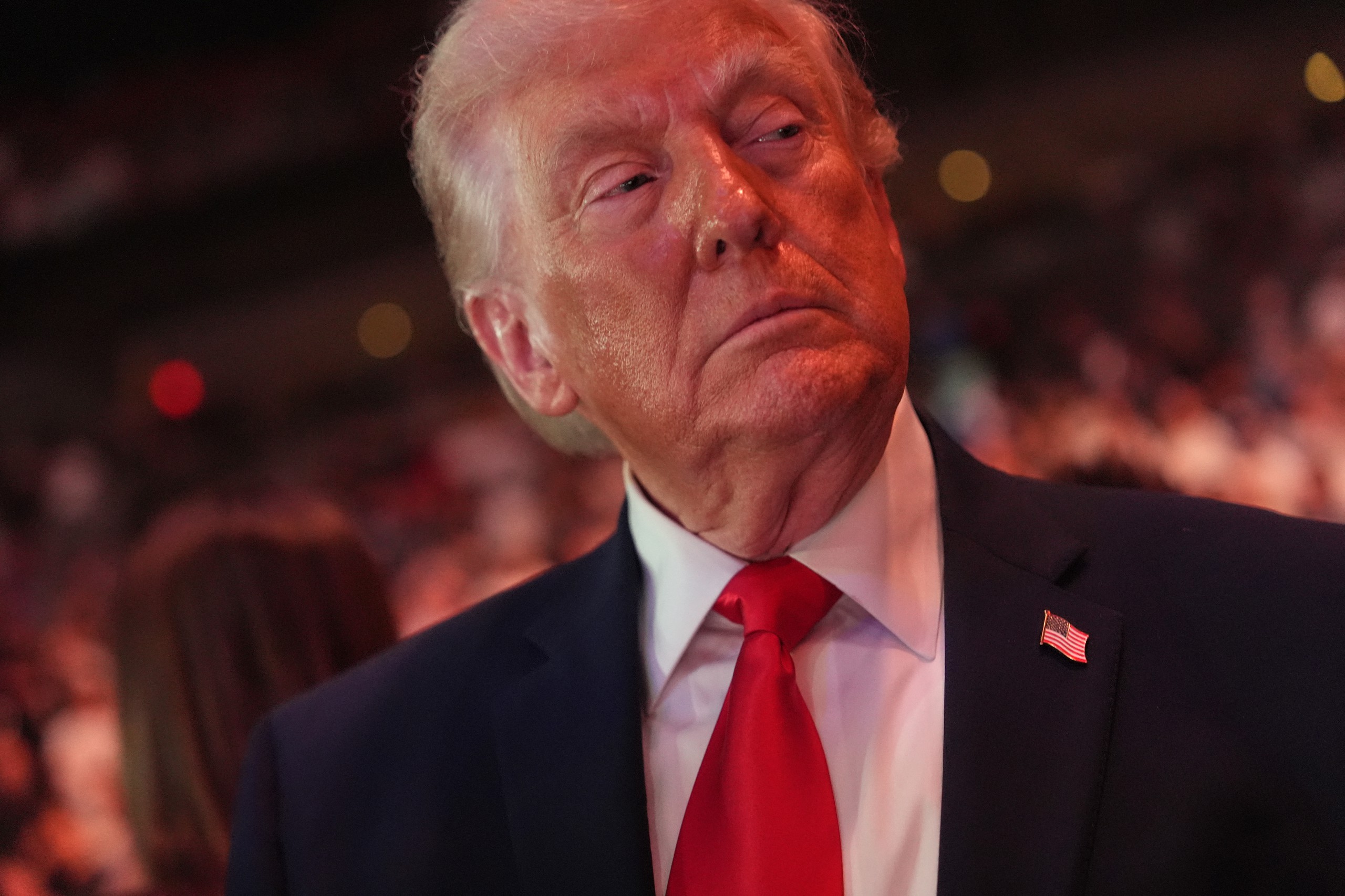 Trump tuyên bố phong tỏa eo biển Hormuz: Tấn công trực tiếp Iran