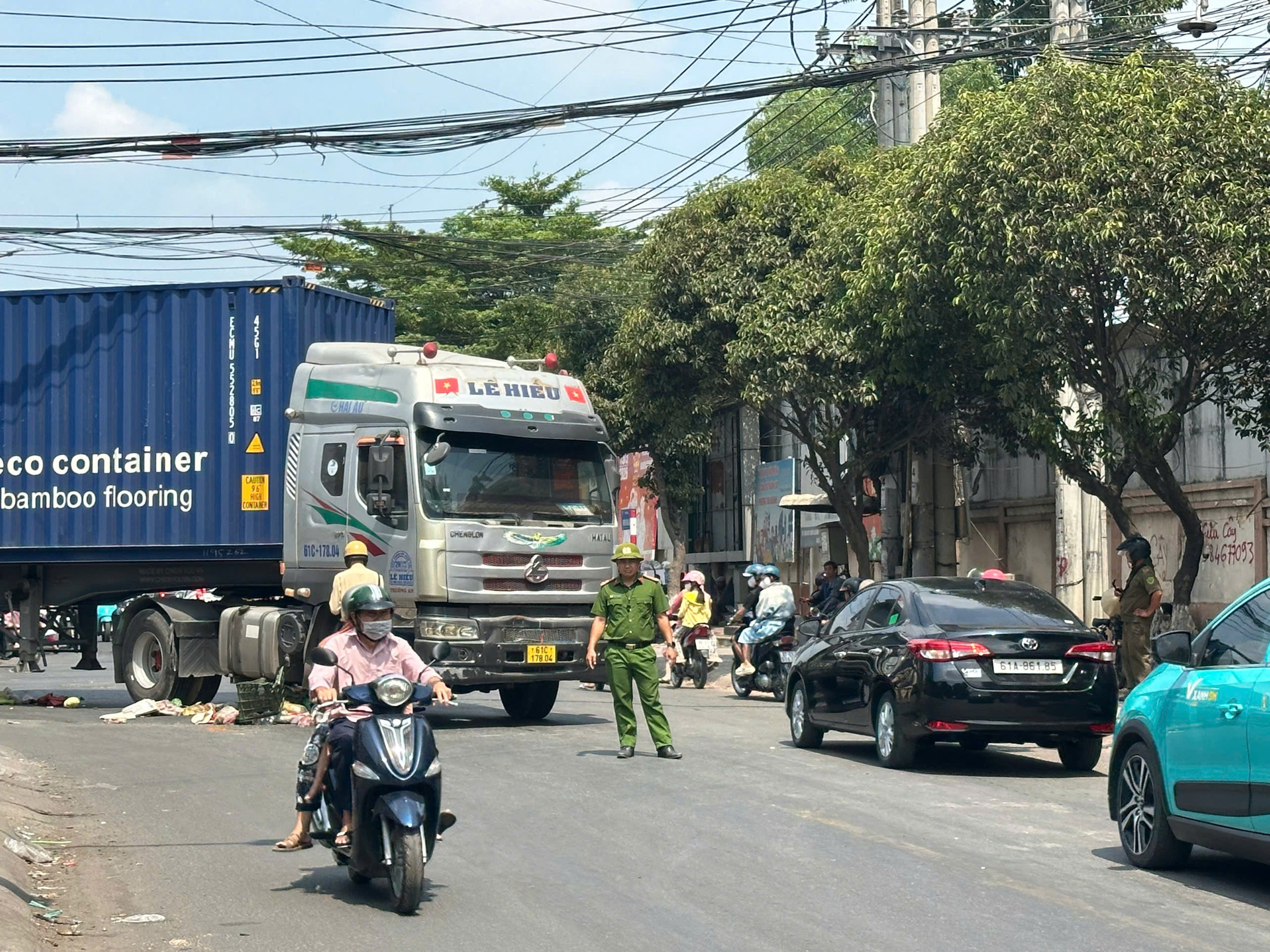 Vụ tai nạn nghiêm trọng giữa xe container và xe đạp tại TP.HCM: Một phụ nữ bị mắc kẹt dưới gầm xe