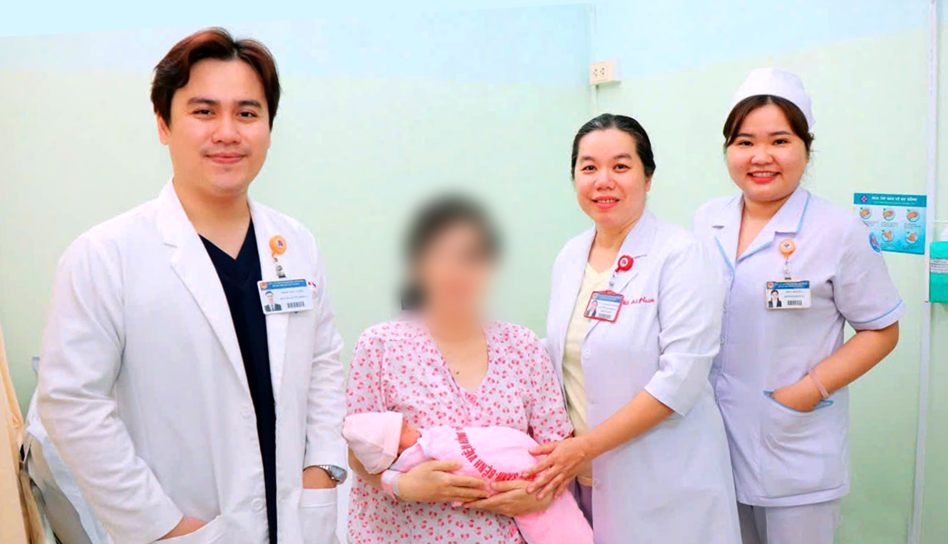 Thai phụ mang u xơ tử cung 1,1kg, bác sĩ mổ cứu mẹ con an toàn - Ảnh 1.