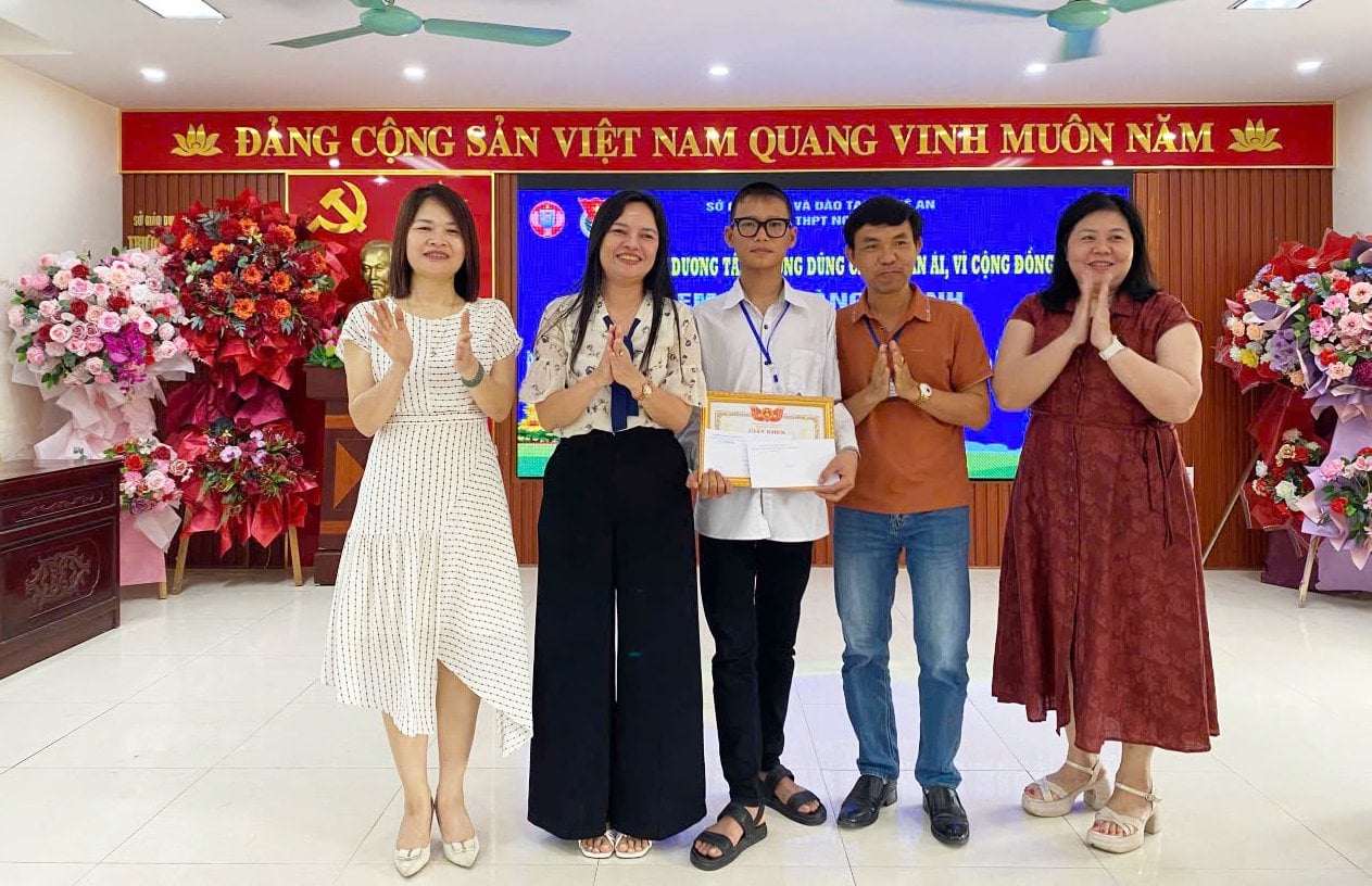 Khen thưởng người đàn ông cứu hai mẹ con nhảy cầu - Ảnh 2.