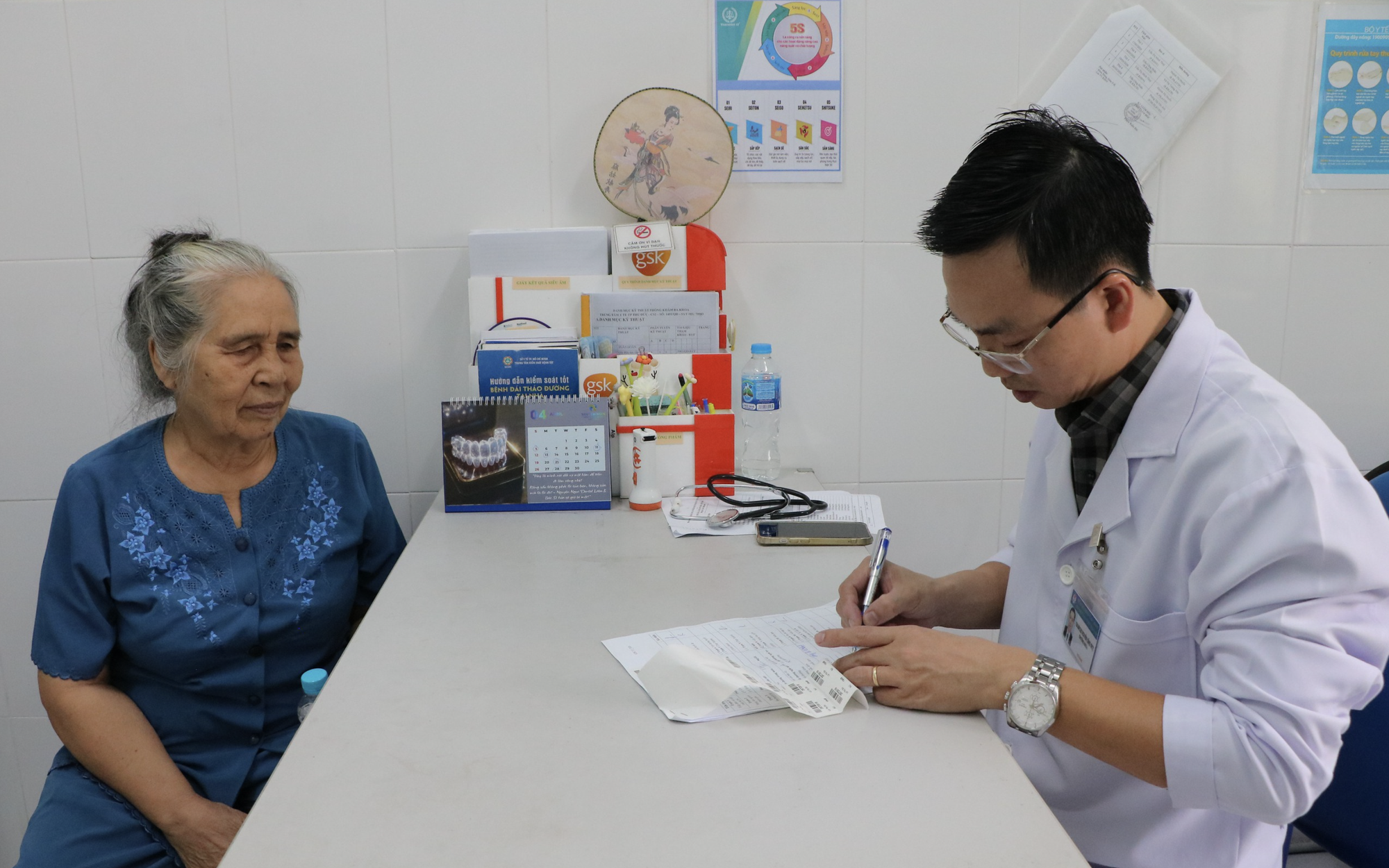 Why do crowds keep flocking to Ho Chi Minh City’s major hospitals?- Ảnh 2.