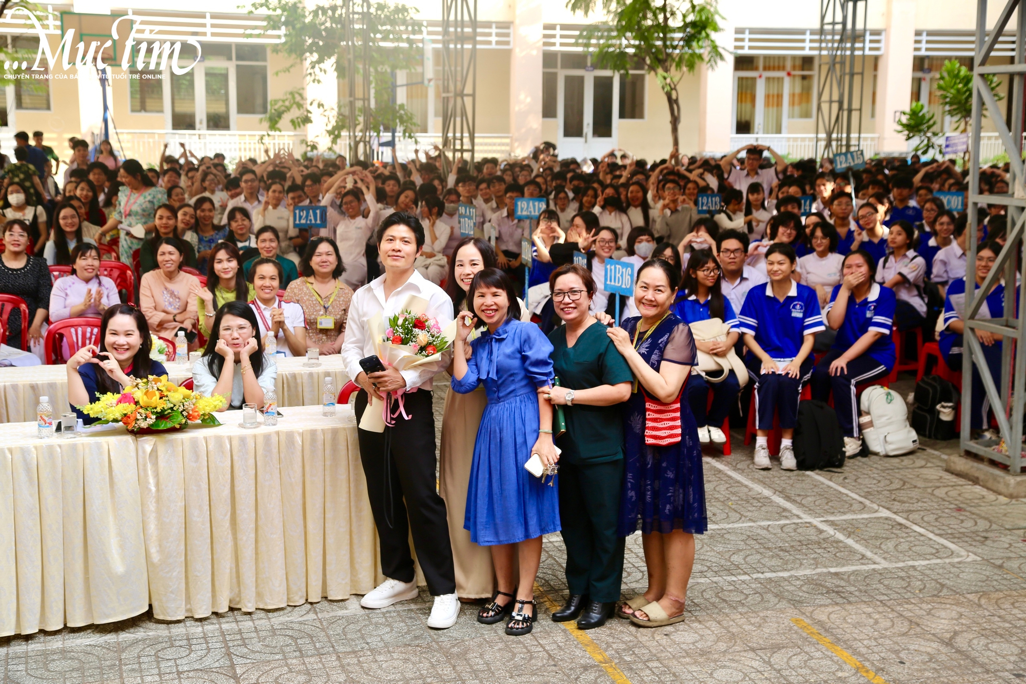 Tiết chào cờ đặc biệt của teen Trường THPT Thanh Đa cùng nhạc sĩ Nguyễn Văn Chung- Ảnh 1. Tiết chào cờ đặc biệt của teen Trường THPT Thanh Đa cùng nhạc sĩ Nguyễn Văn Chung- Ảnh 1.