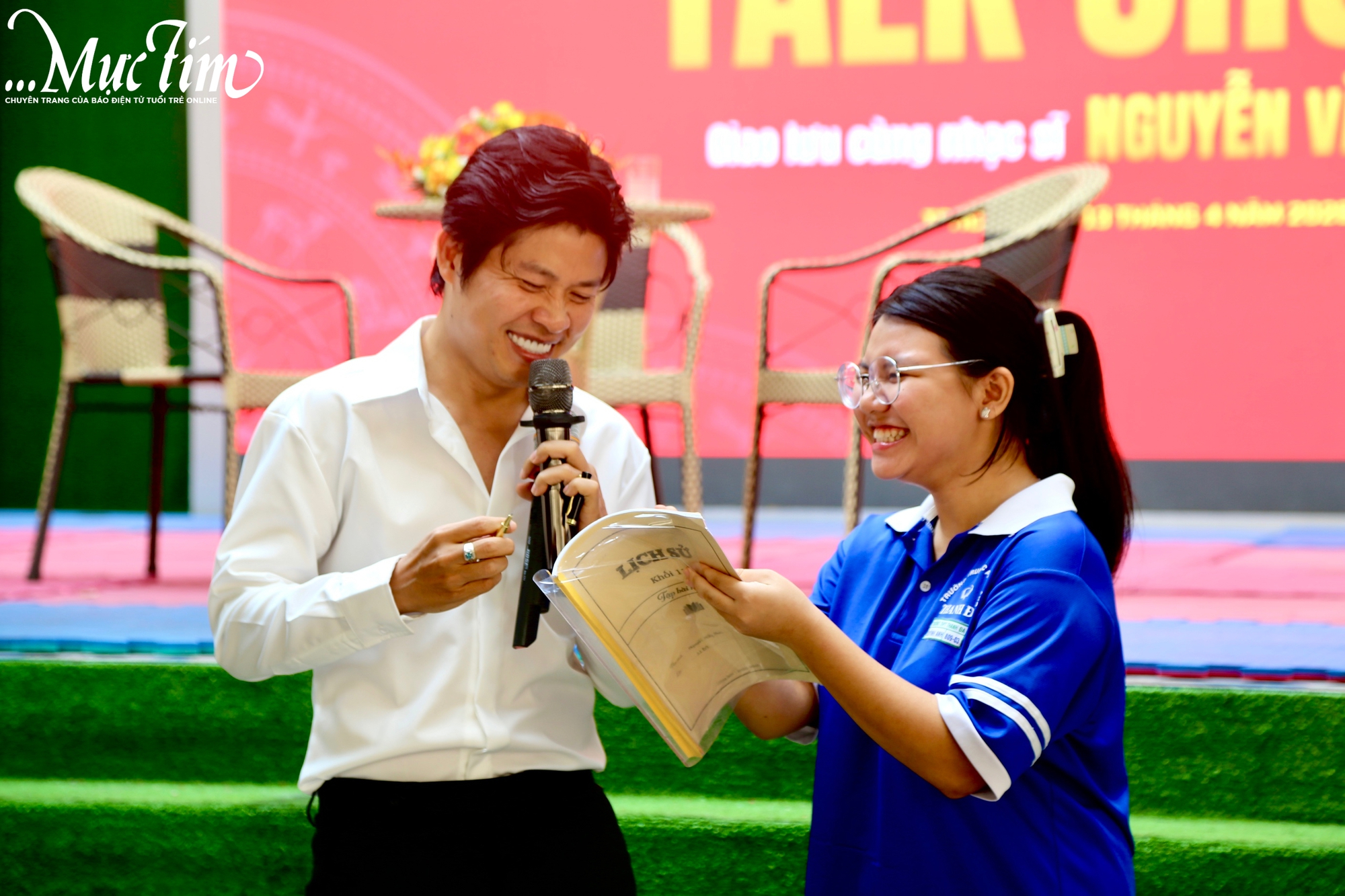 Tiết chào cờ đặc biệt của teen Trường THPT Thanh Đa cùng nhạc sĩ Nguyễn Văn Chung- Ảnh 5. Tiết chào cờ đặc biệt của teen Trường THPT Thanh Đa cùng nhạc sĩ Nguyễn Văn Chung- Ảnh 5.