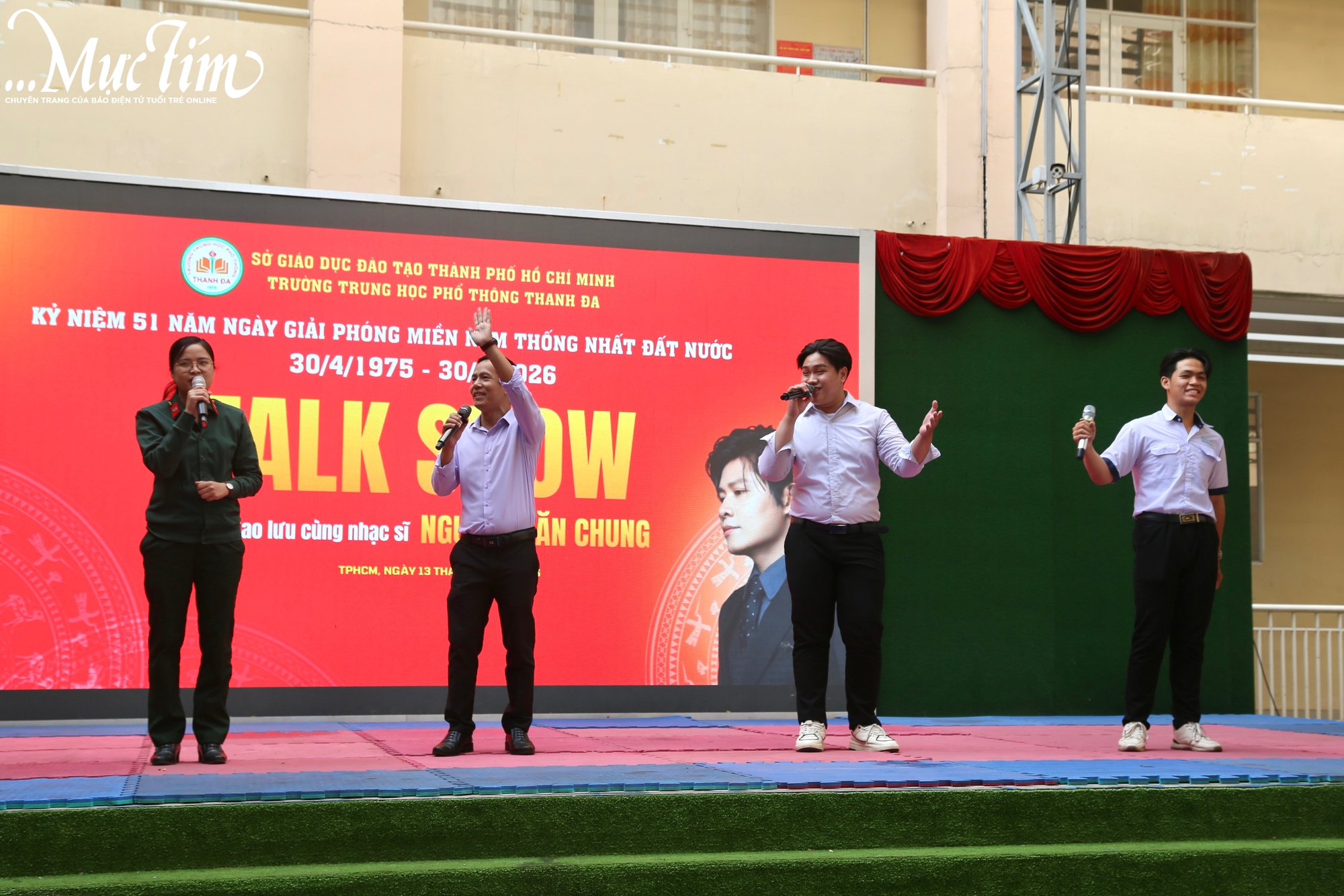 Tiết chào cờ đặc biệt của teen Trường THPT Thanh Đa cùng nhạc sĩ Nguyễn Văn Chung- Ảnh 8. Tiết chào cờ đặc biệt của teen Trường THPT Thanh Đa cùng nhạc sĩ Nguyễn Văn Chung- Ảnh 8.