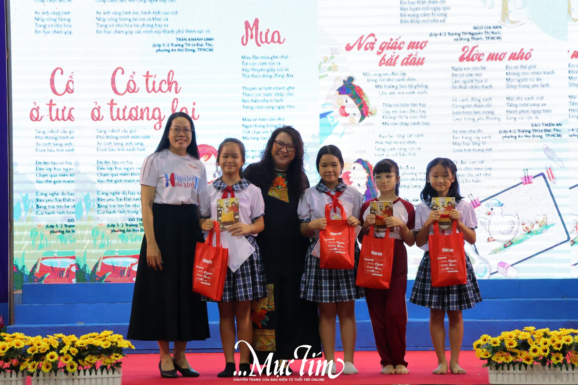 Học trò Trường tiểu học Lê Đức Thọ khám phá văn chương: từ ống heo cảm xúc đến bài văn hay- Ảnh 2. Học trò Trường tiểu học Lê Đức Thọ khám phá văn chương: từ ống heo cảm xúc đến bài văn hay- Ảnh 2.