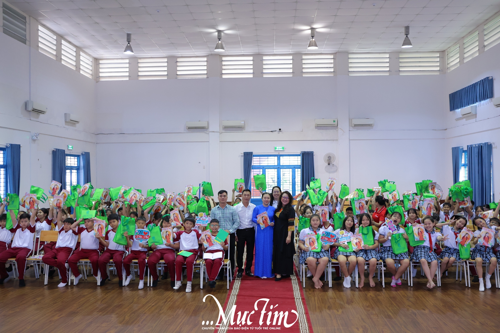 Học trò Trường tiểu học Lê Đức Thọ khám phá văn chương: từ ống heo cảm xúc đến bài văn hay- Ảnh 19. Học trò Trường tiểu học Lê Đức Thọ khám phá văn chương: từ ống heo cảm xúc đến bài văn hay- Ảnh 19.