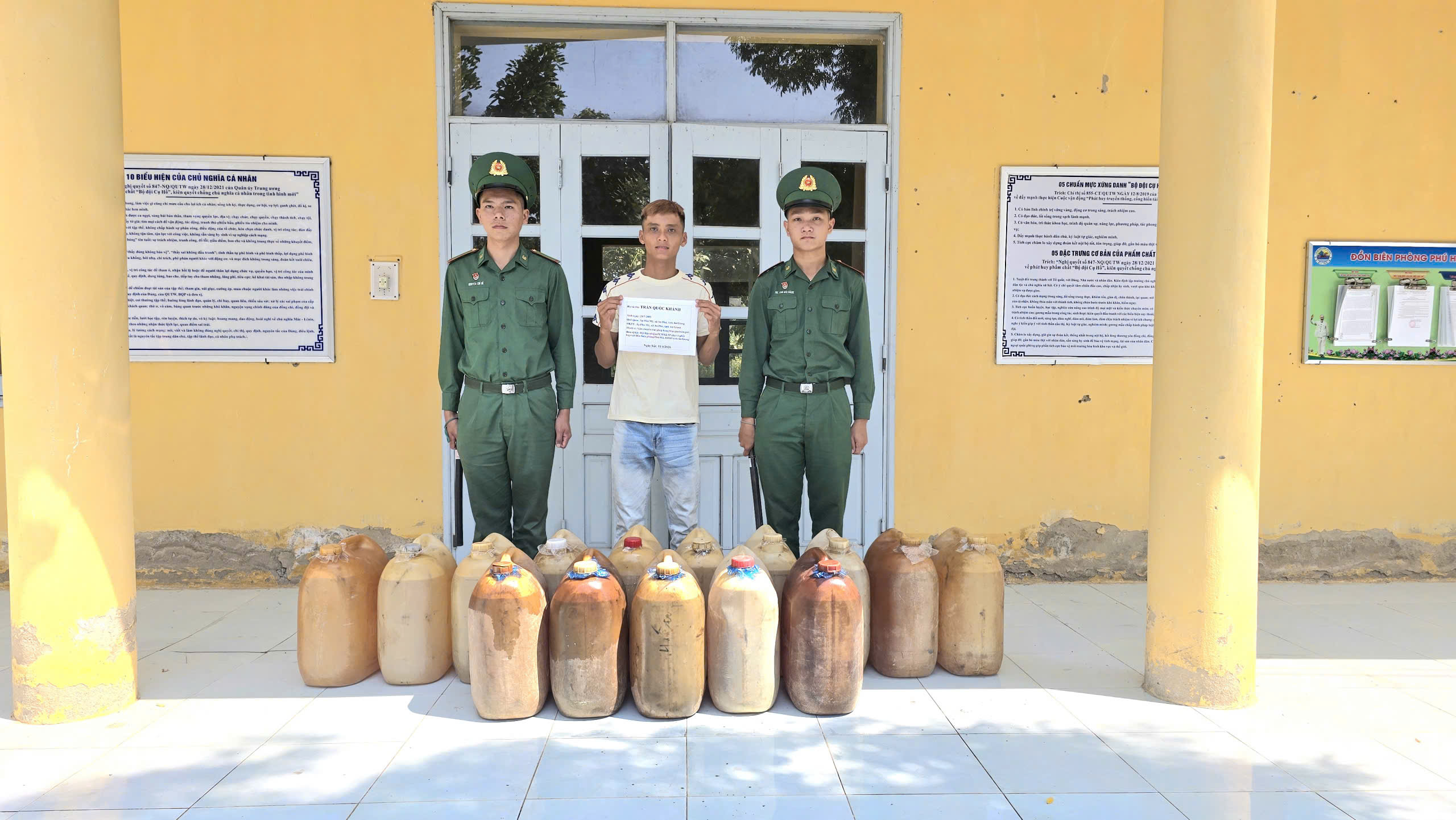 Phát hiện nhiều trường hợp vận chuyển xăng, dầu trái phép qua biên giới An Giang - Ảnh 1.