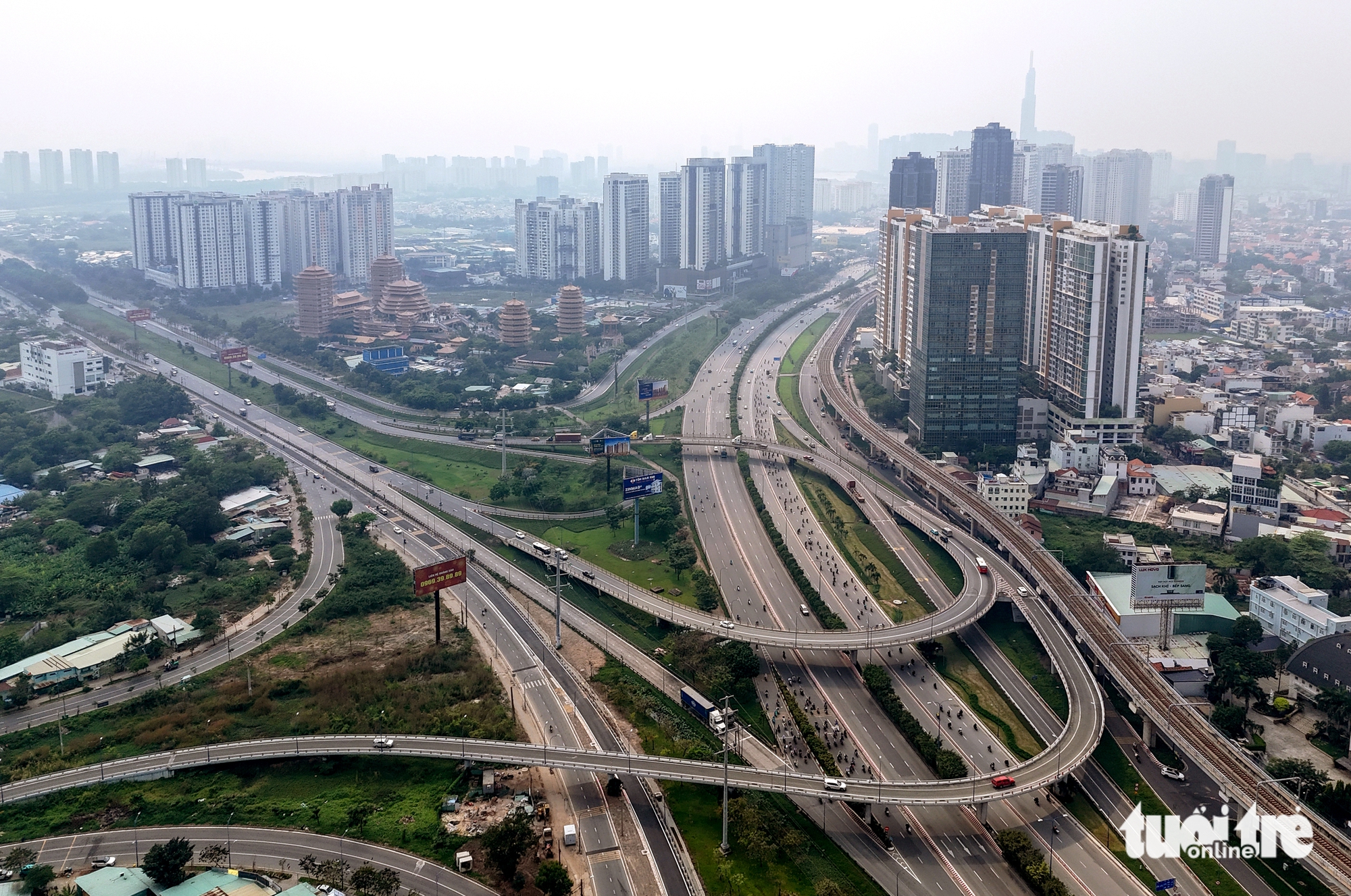 Nhiều nút giao ở TP.HCM ô nhiễm không khí, Cát Lái tới 84% số liệu vượt quy chuẩn - Ảnh 1.