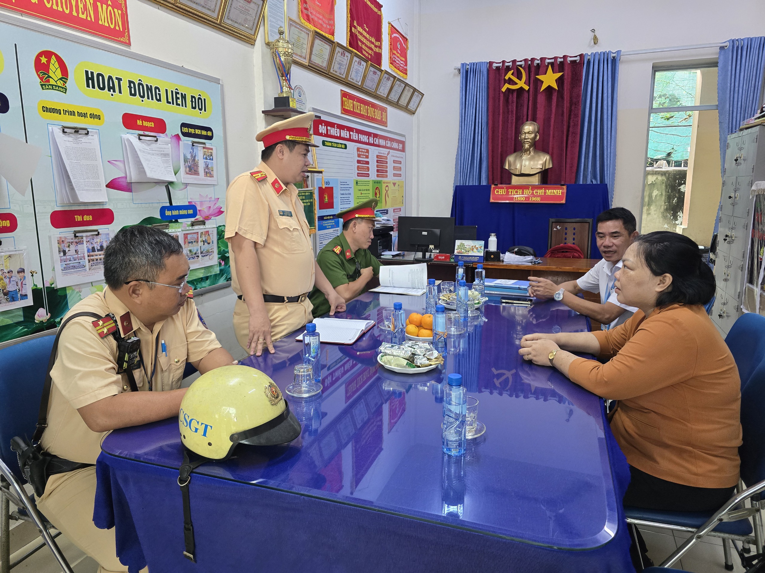 CSGT An Lạc kiểm tra xe điện 'độ chế' ở các bãi xe trường học - Ảnh 2.